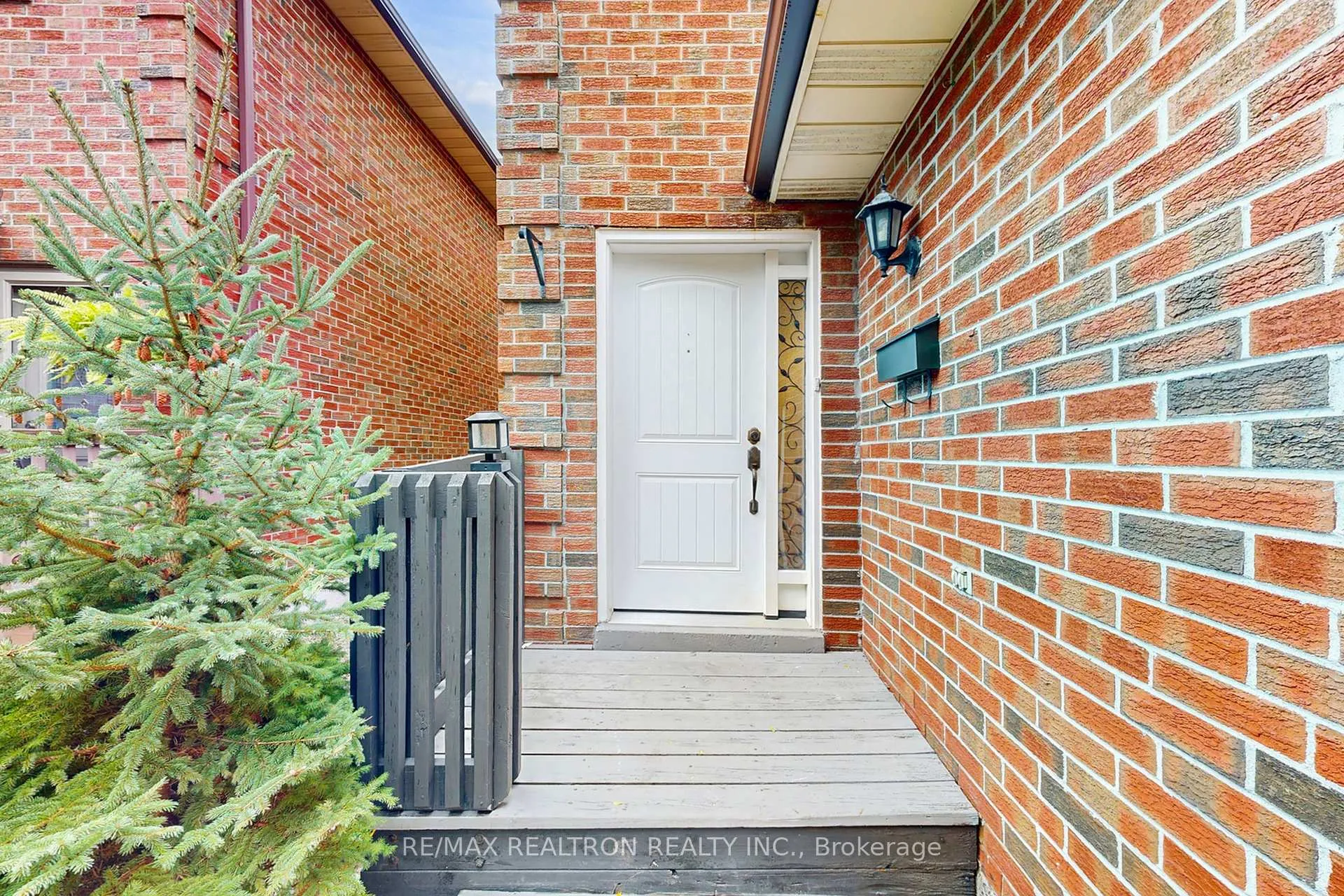 Photo 4 of 74 Trothen Circle, Markham, Markham Village — HOMEH