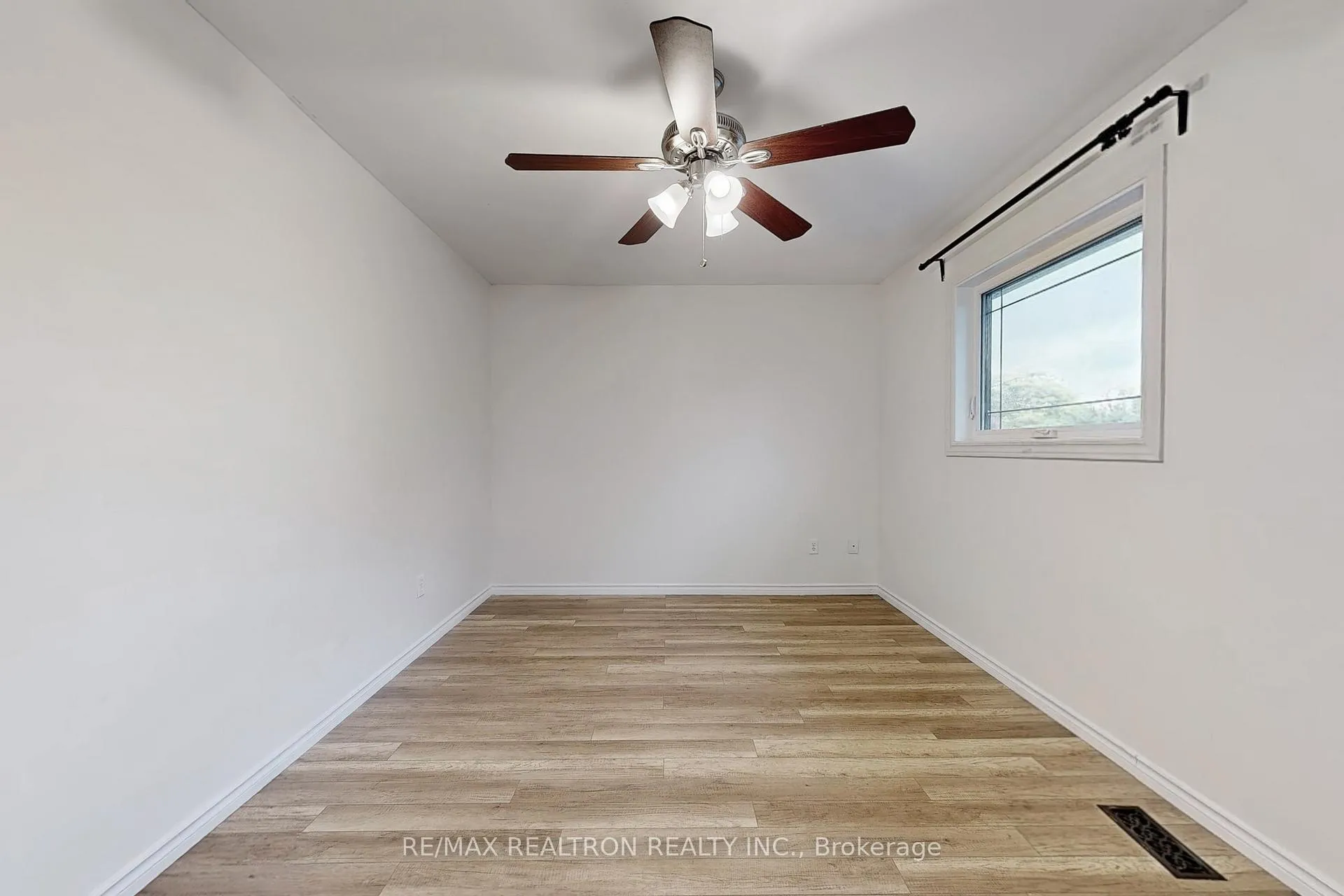 Photo 20 of 74 Trothen Circle, Markham, Markham Village — HOMEH