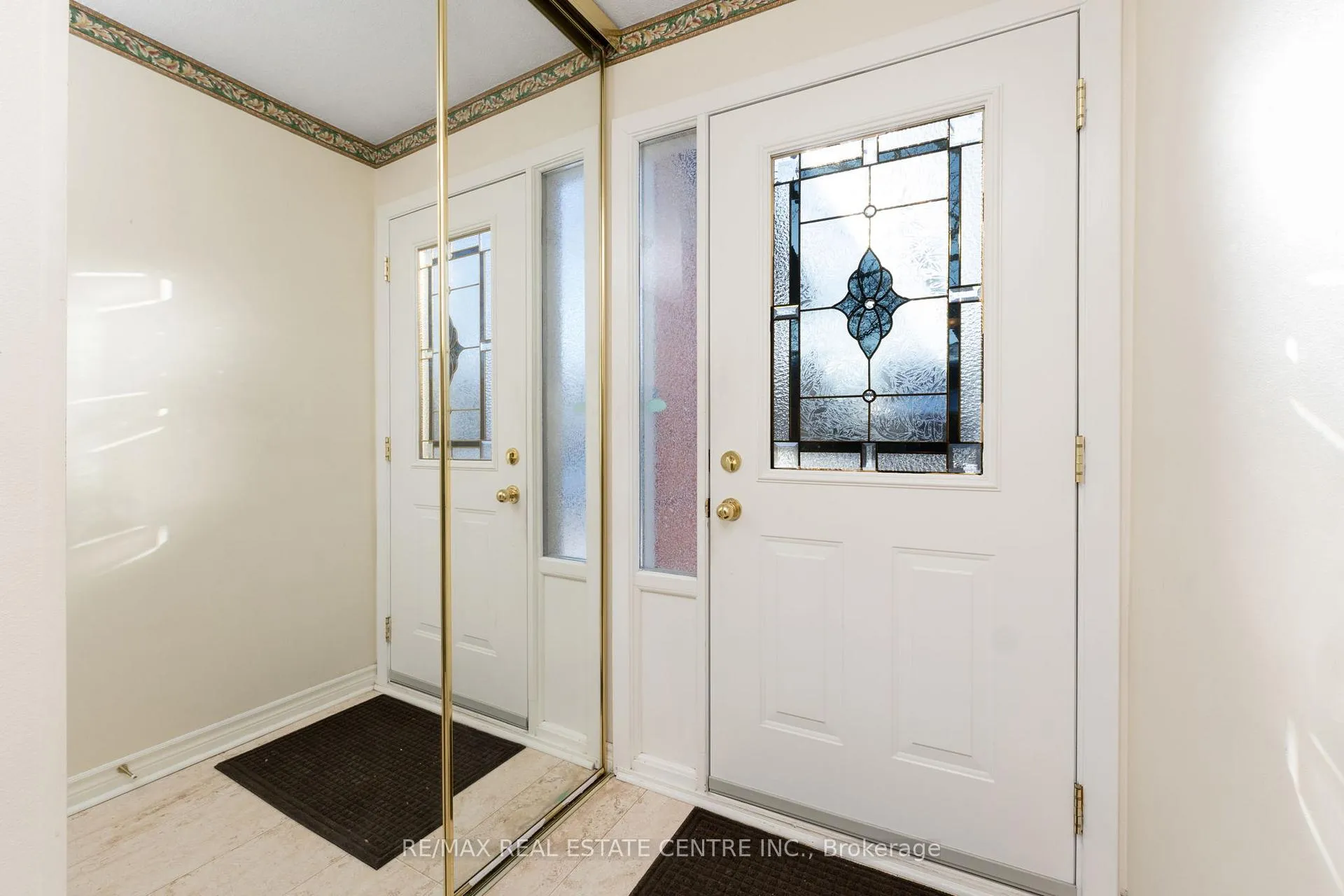 Photo 5 of 75 Foster Crescent, Brampton, Brampton North — HOMEH
