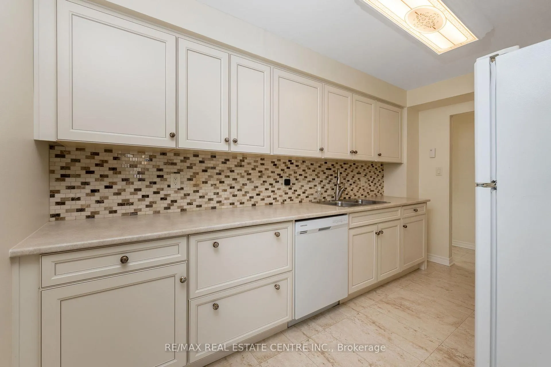 Photo 7 of 75 Foster Crescent, Brampton, Brampton North — HOMEH