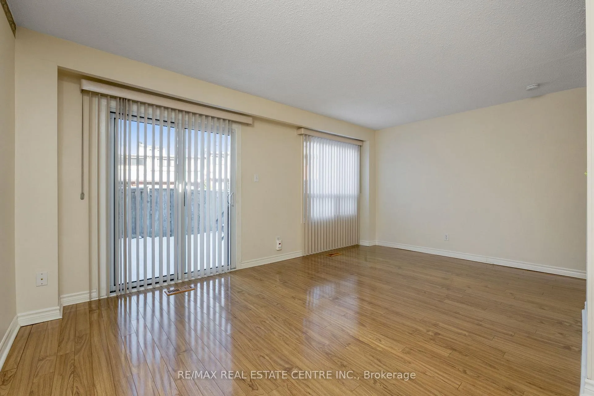 Photo 9 of 75 Foster Crescent, Brampton, Brampton North — HOMEH