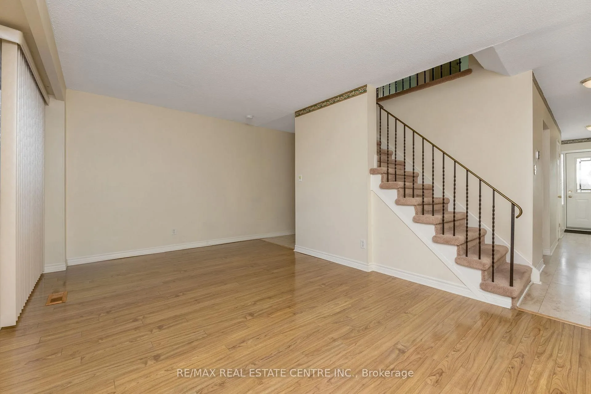 Photo 10 of 75 Foster Crescent, Brampton, Brampton North — HOMEH