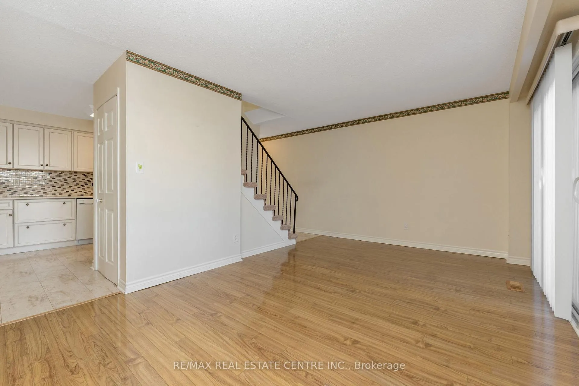 Photo 11 of 75 Foster Crescent, Brampton, Brampton North — HOMEH
