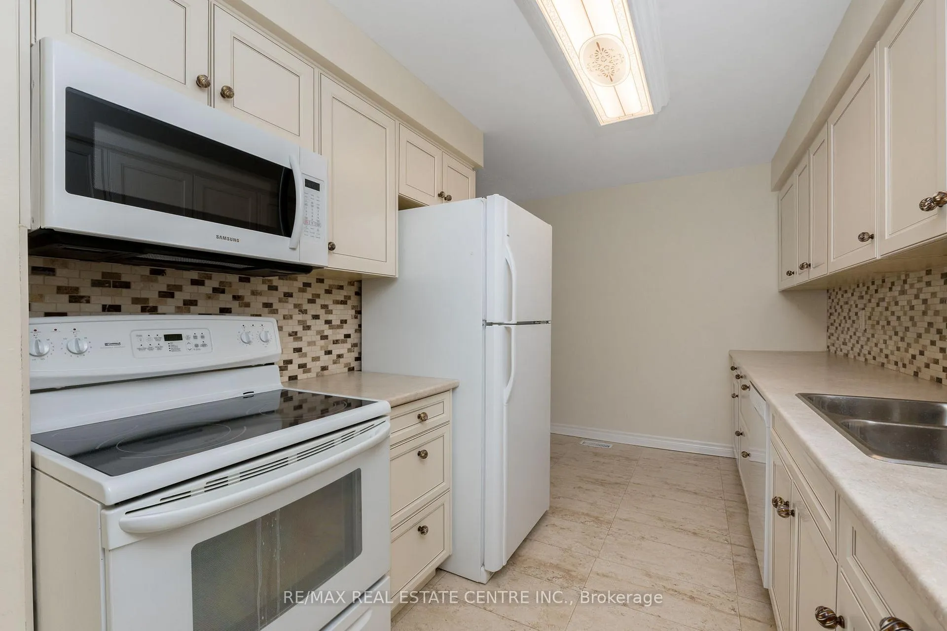 Photo 13 of 75 Foster Crescent, Brampton, Brampton North — HOMEH