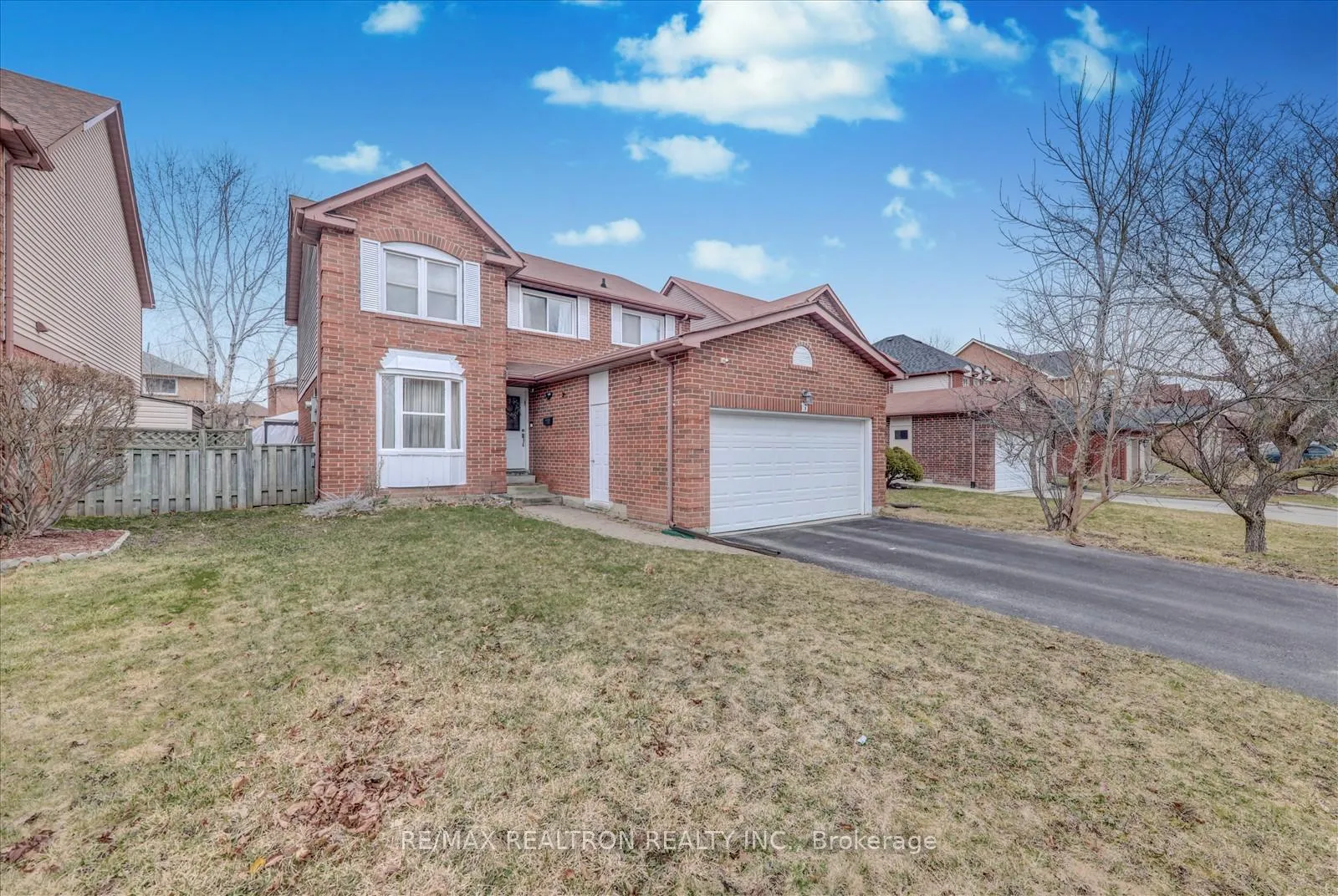 Photo 4 of 16 Larkin Avenue, Markham, Markham Village — HOMEH