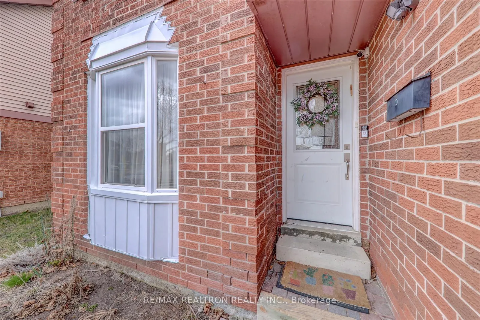 Photo 5 of 16 Larkin Avenue, Markham, Markham Village — HOMEH