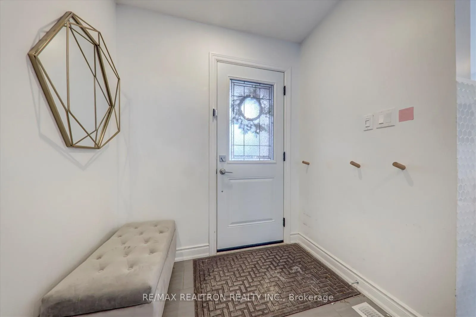 Photo 6 of 16 Larkin Avenue, Markham, Markham Village — HOMEH