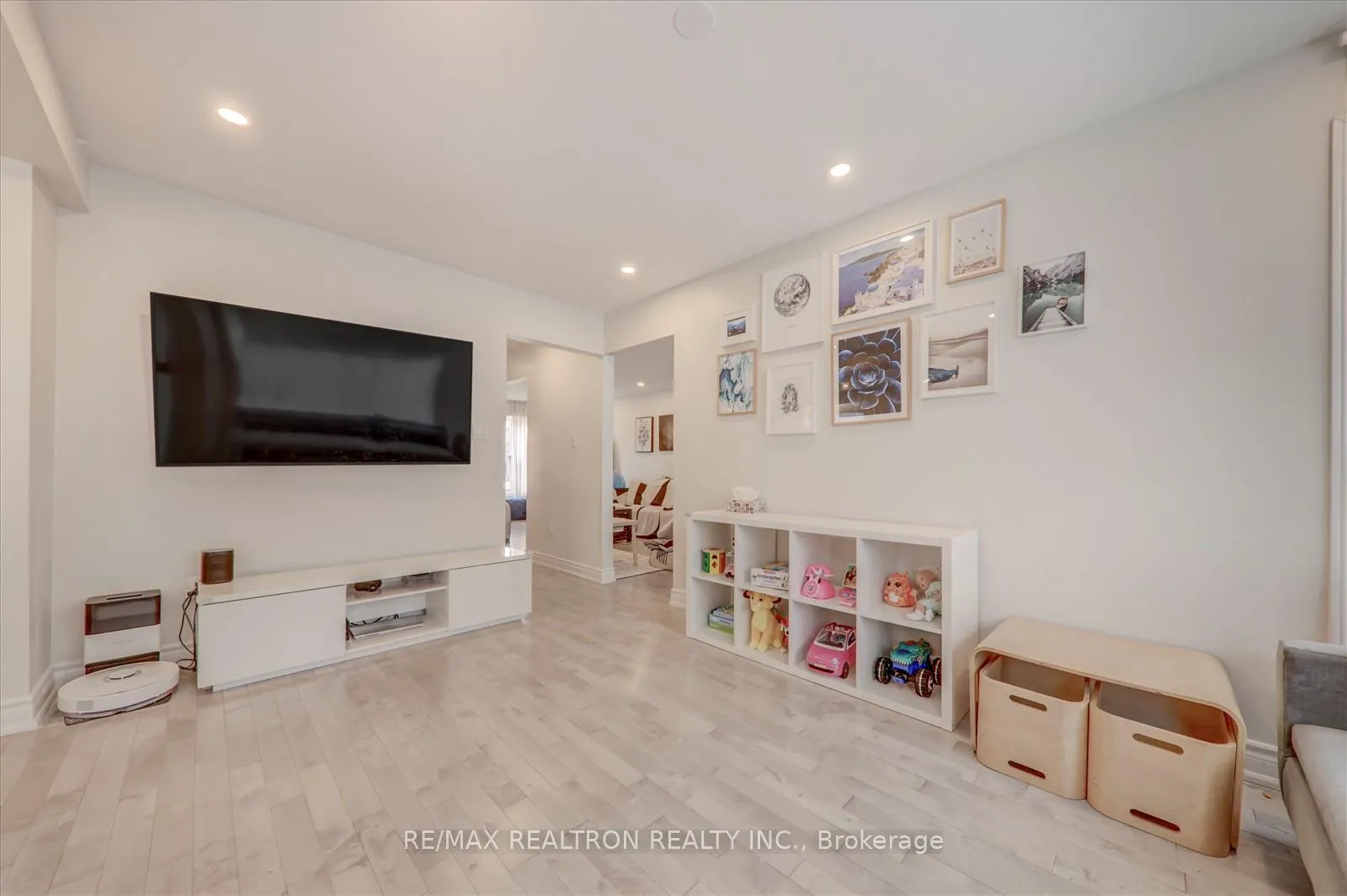 Photo 12 of 16 Larkin Avenue, Markham, Markham Village — HOMEH