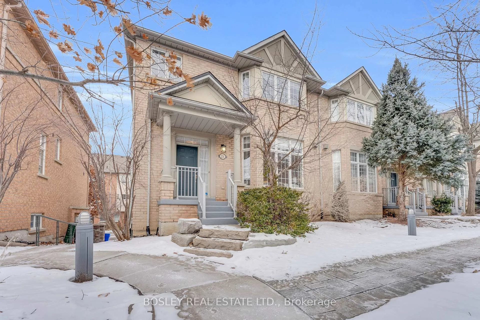 Photo 2 of 21 Legends Way, Markham, Unionville — HOMEH