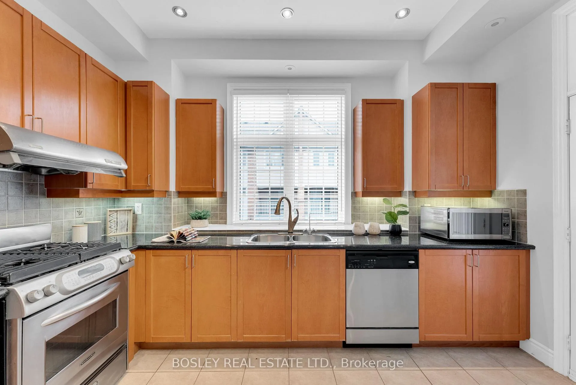 Photo 9 of 21 Legends Way, Markham, Unionville — HOMEH