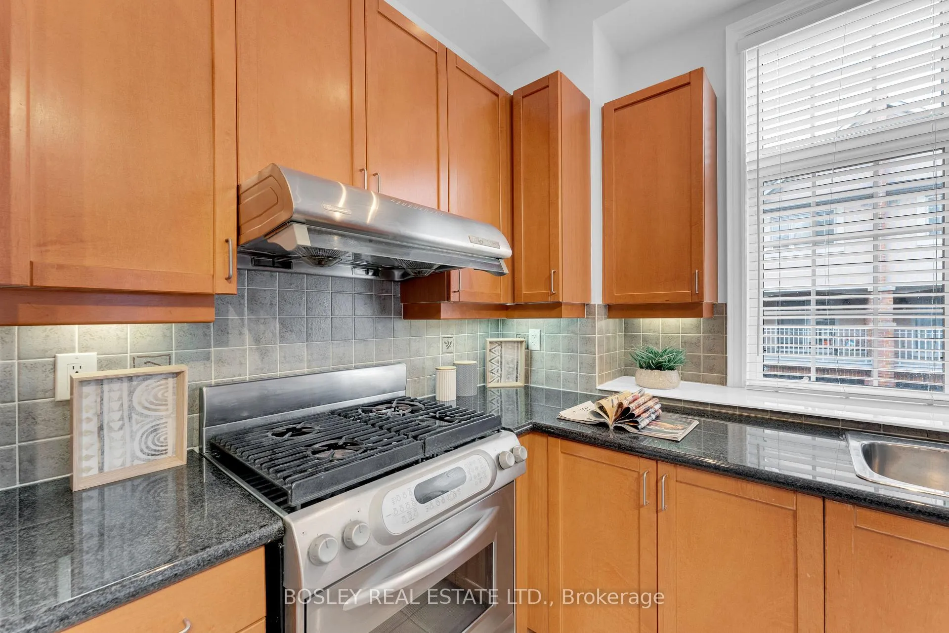 Photo 10 of 21 Legends Way, Markham, Unionville — HOMEH