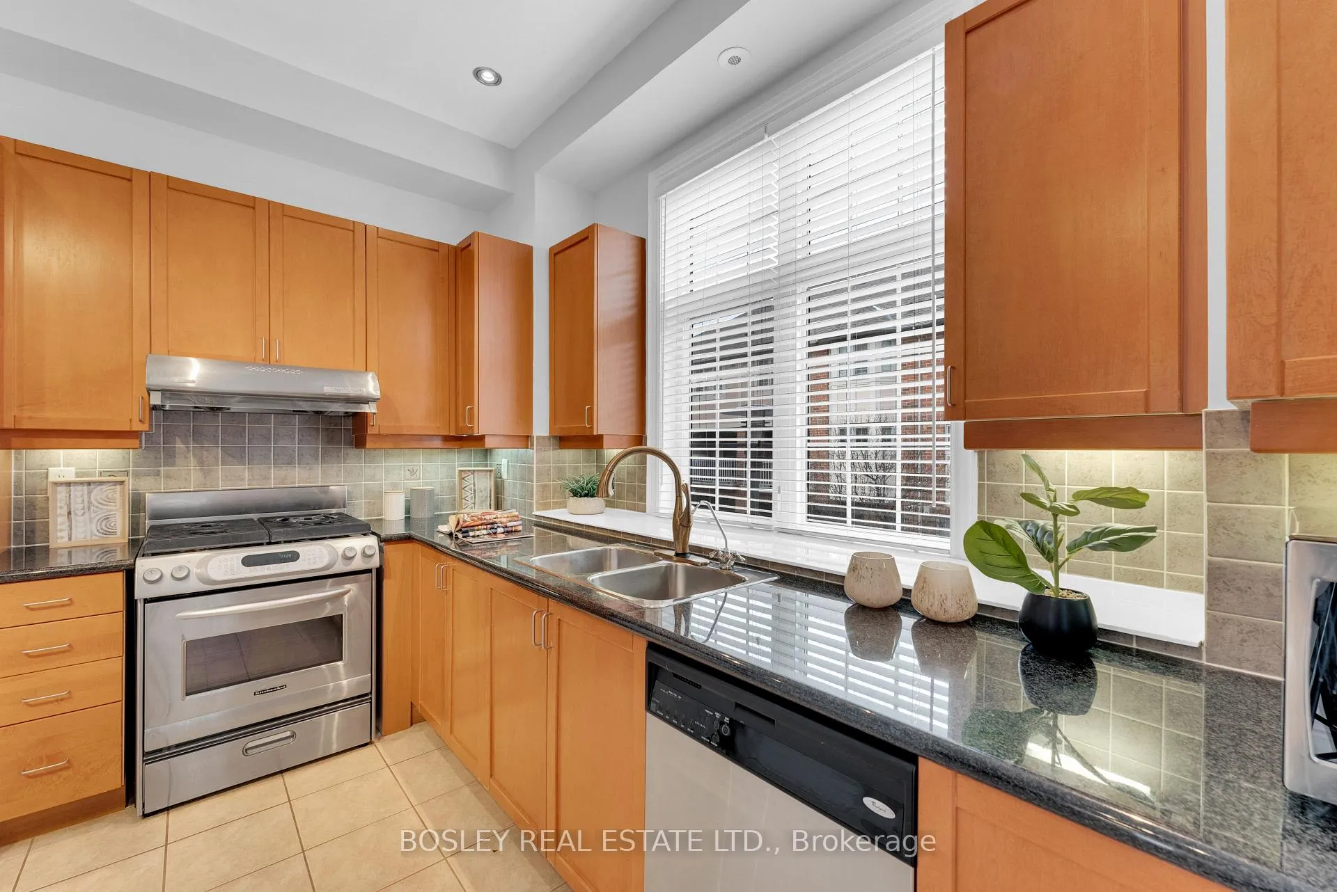 Photo 11 of 21 Legends Way, Markham, Unionville — HOMEH