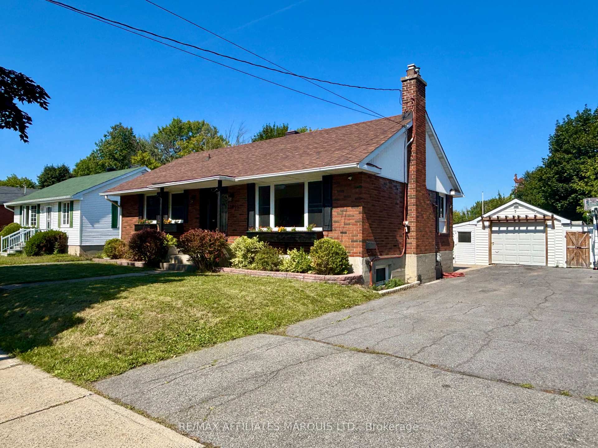 Photo 2 of 1005 Leonard Avenue, Cornwall — HOMEH