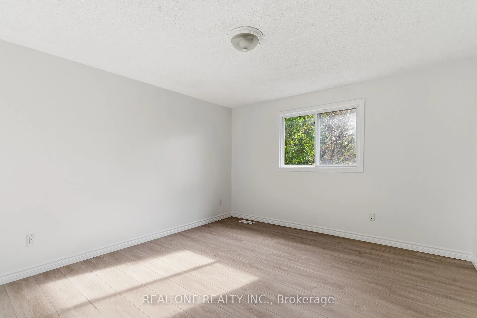 Photo 15 of 51 Koch Drive, Guelph, Kortright West — HOMEH