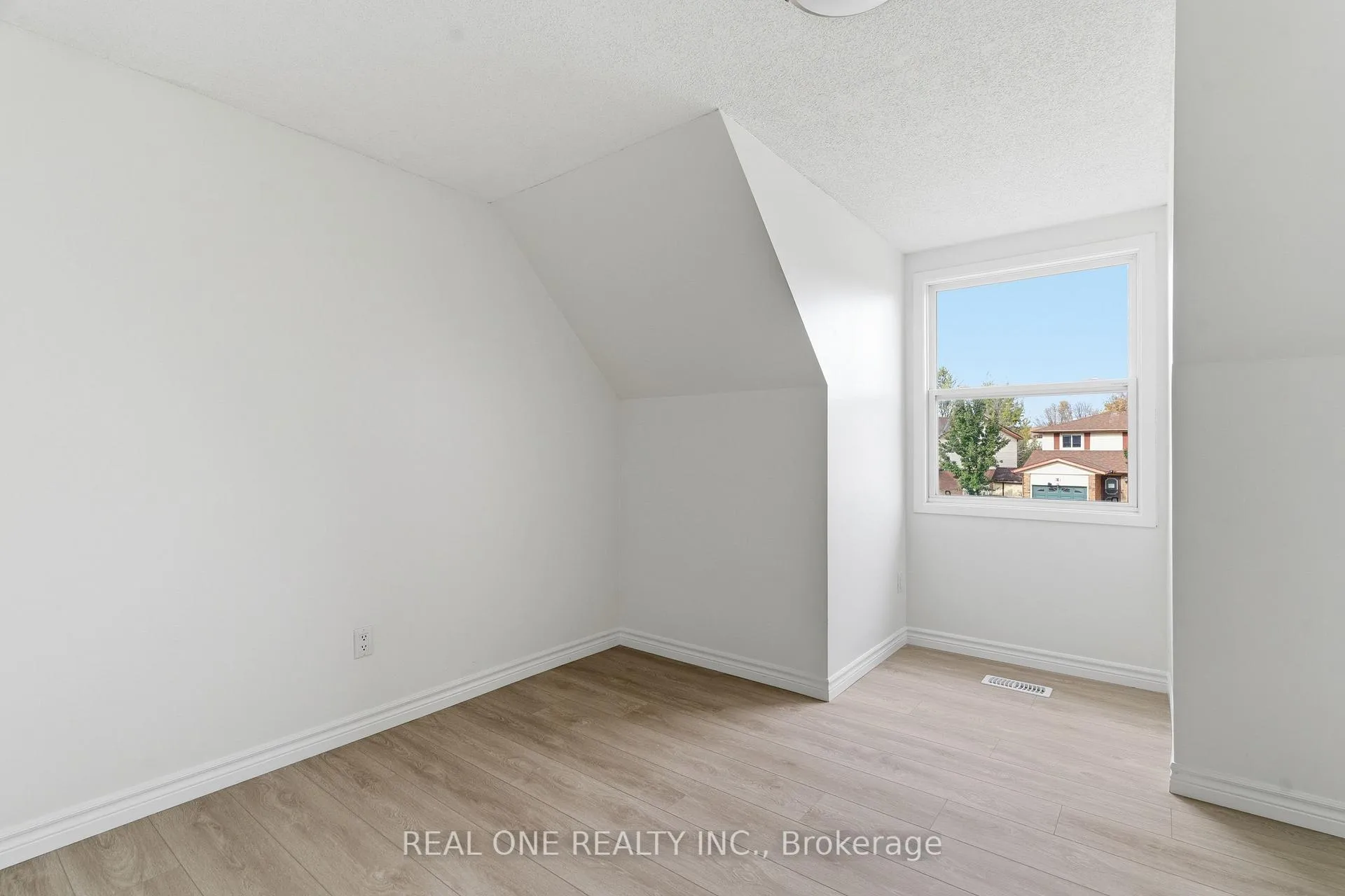 Photo 19 of 51 Koch Drive, Guelph, Kortright West — HOMEH