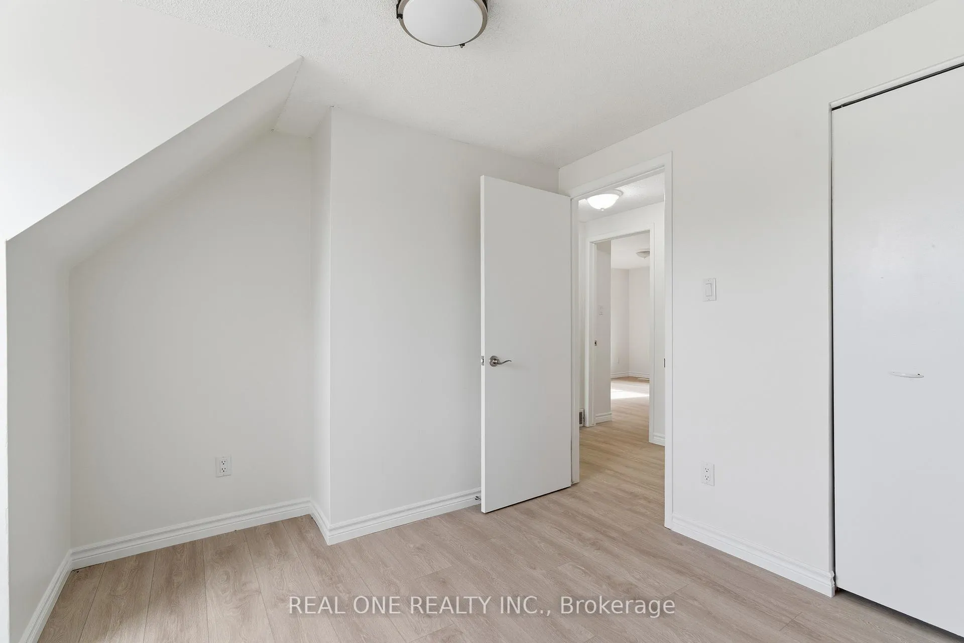 Photo 20 of 51 Koch Drive, Guelph, Kortright West — HOMEH