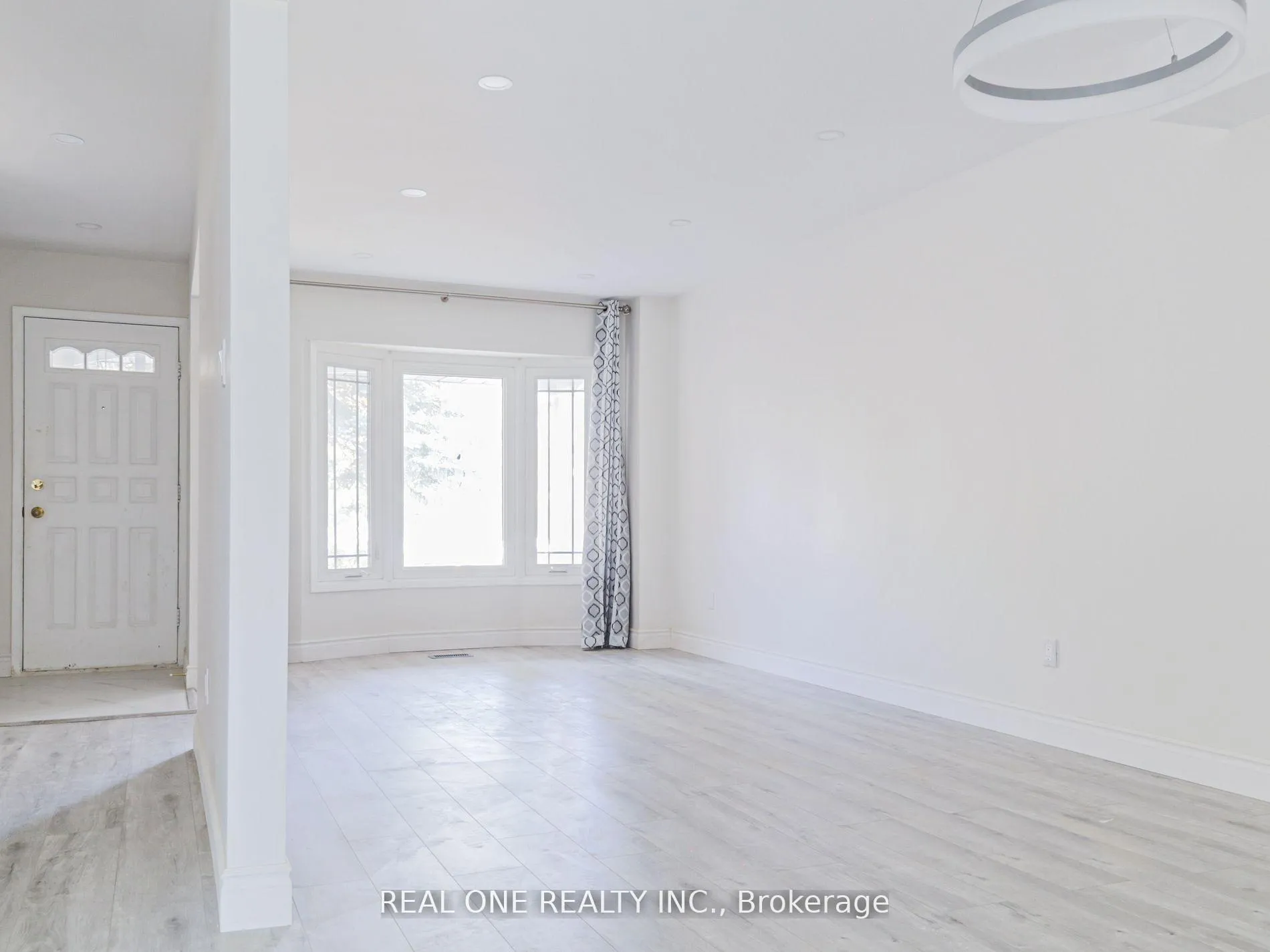 Photo 3 of 51 Cornwall Drive, Ajax, Central — HOMEH