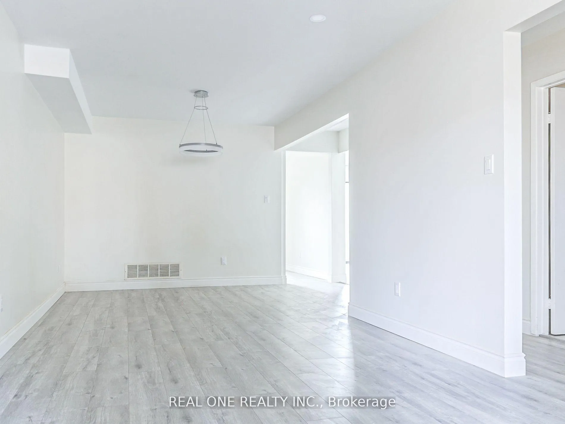 Photo 5 of 51 Cornwall Drive, Ajax, Central — HOMEH