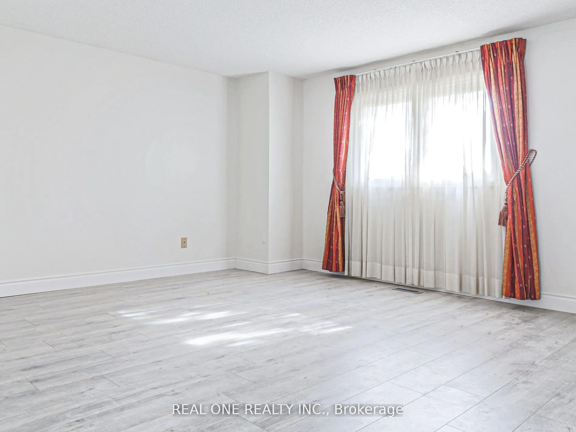 Photo 11 of 51 Cornwall Drive, Ajax, Central — HOMEH