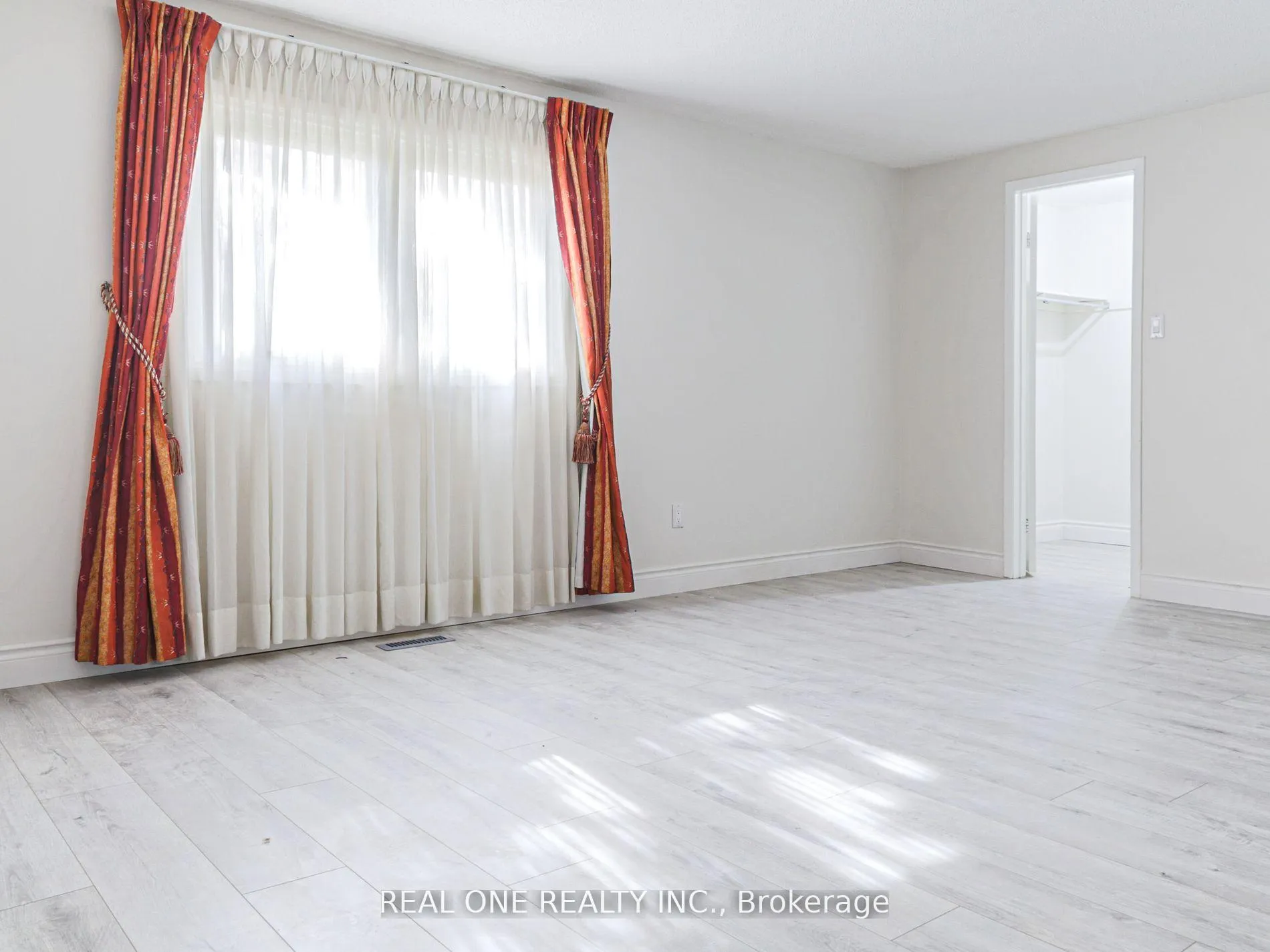 Photo 12 of 51 Cornwall Drive, Ajax, Central — HOMEH
