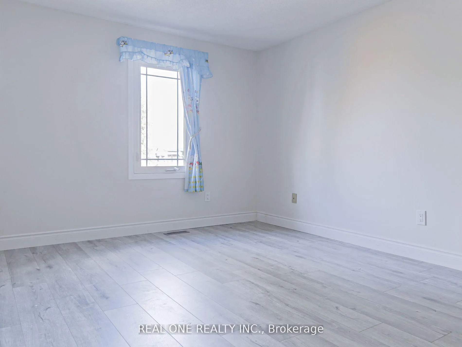 Photo 16 of 51 Cornwall Drive, Ajax, Central — HOMEH