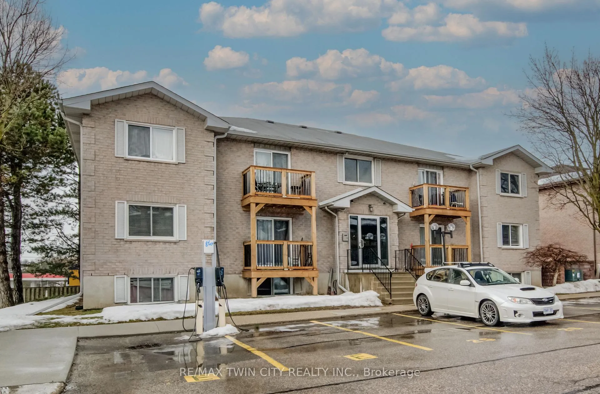 Photo 2 of 266 Overlea Drive, Kitchener — HOMEH