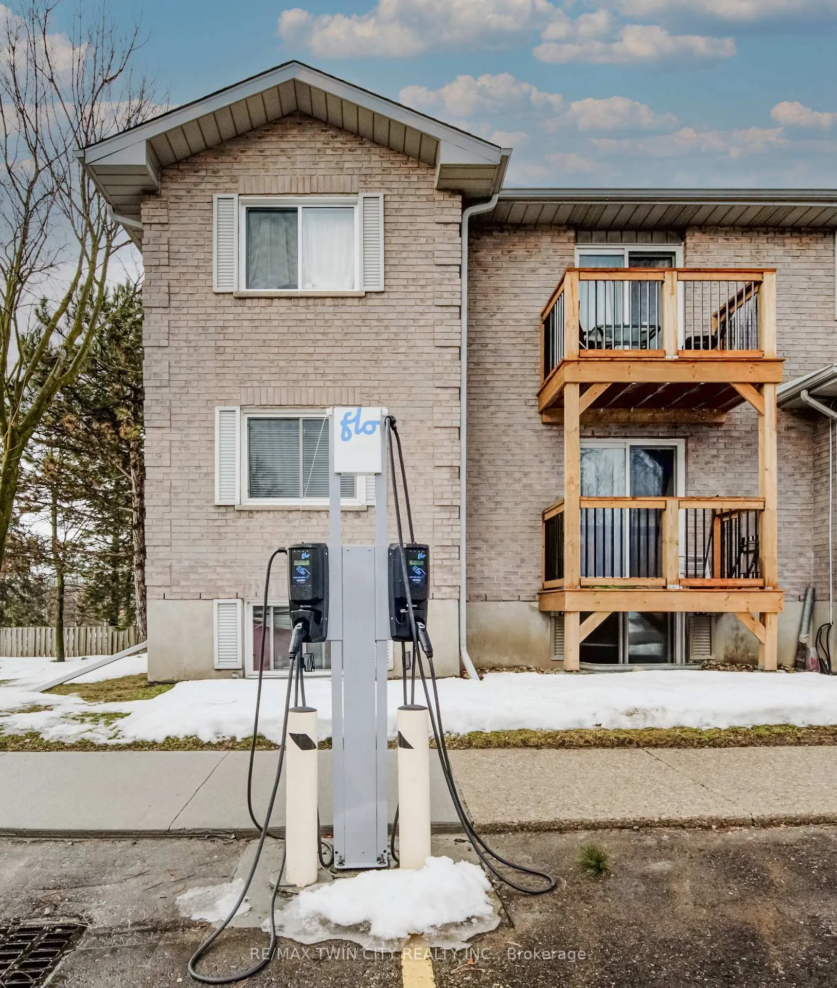 Photo 4 of 266 Overlea Drive, Kitchener — HOMEH