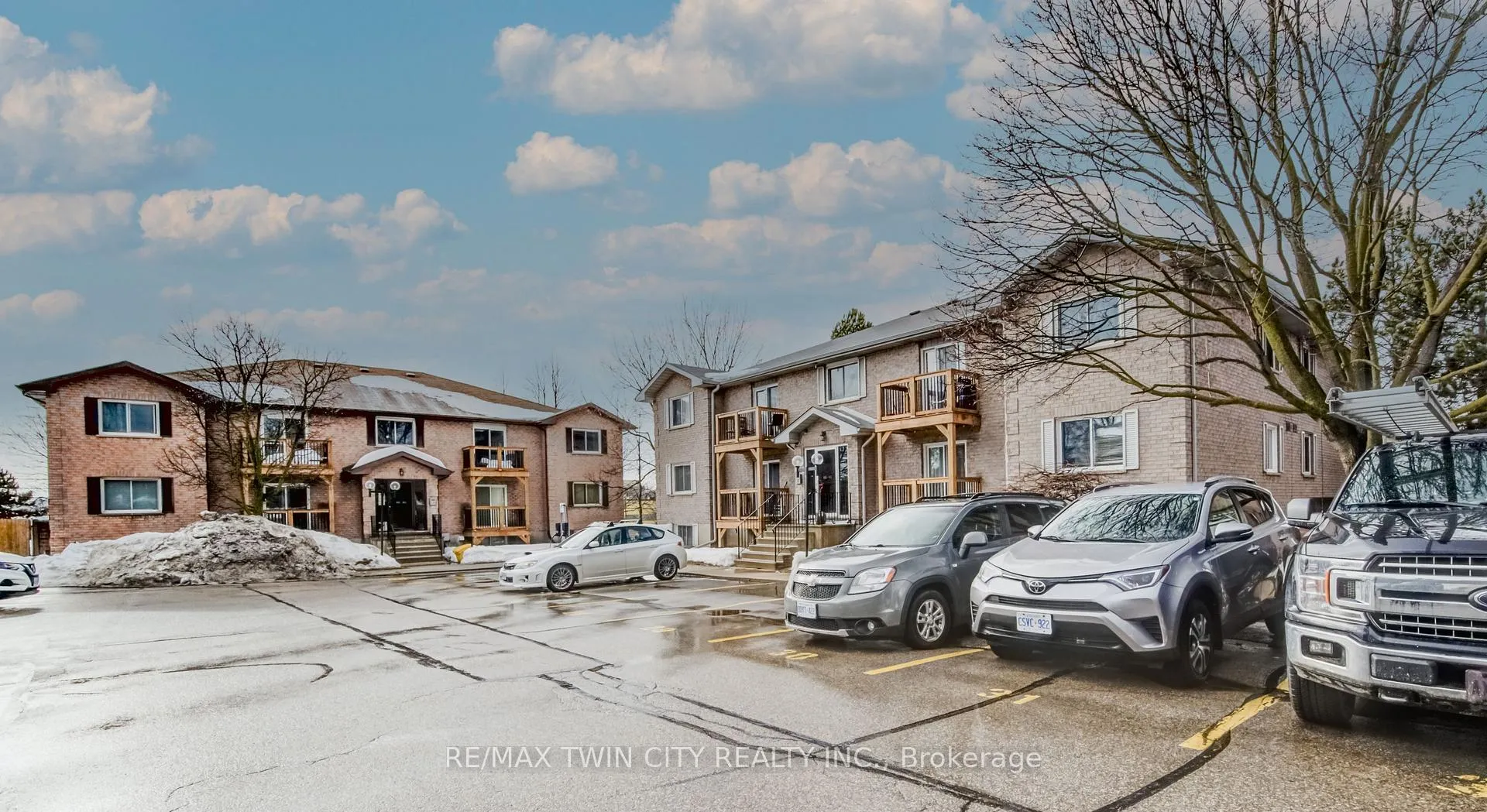 Photo 5 of 266 Overlea Drive, Kitchener — HOMEH