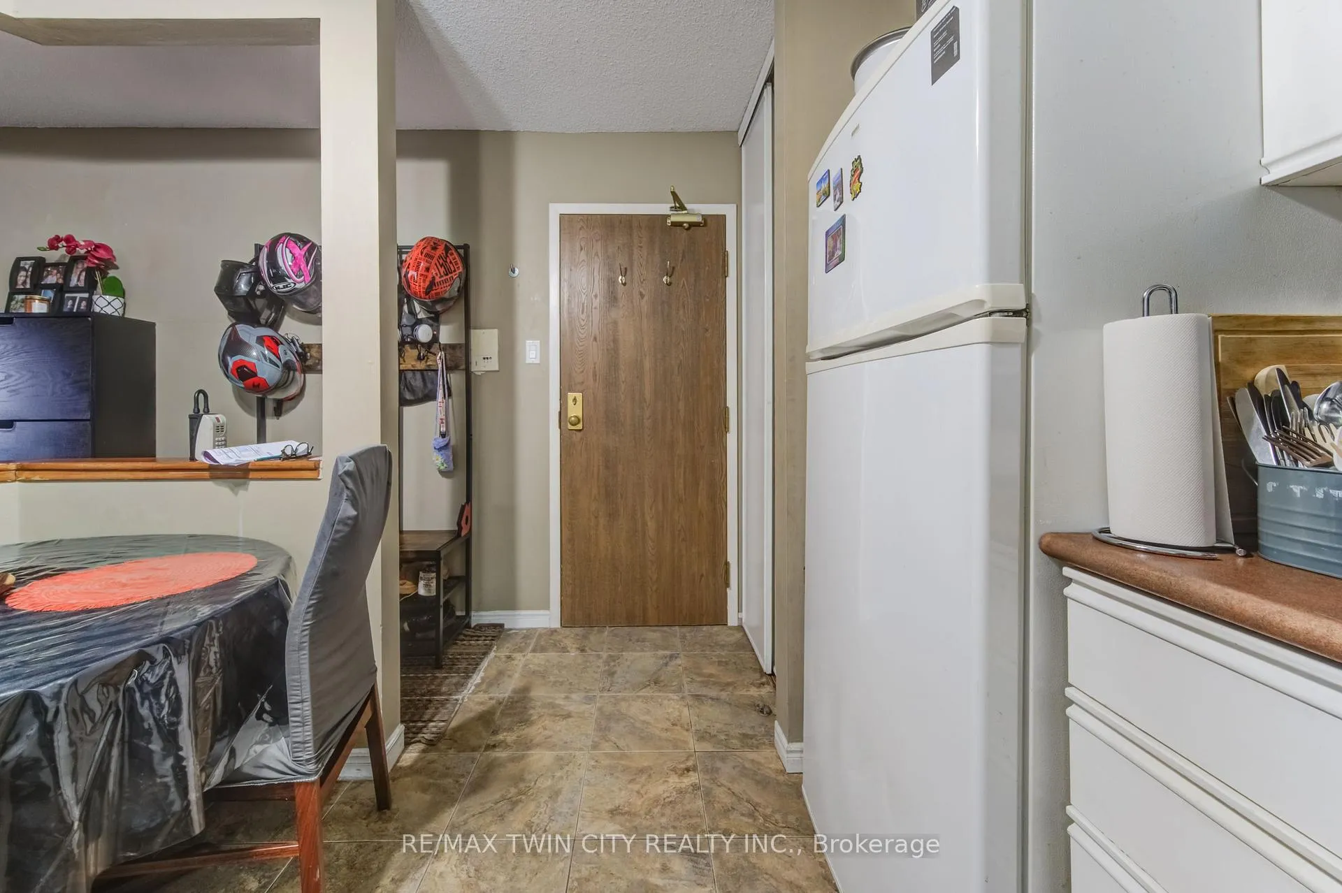 Photo 7 of 266 Overlea Drive, Kitchener — HOMEH