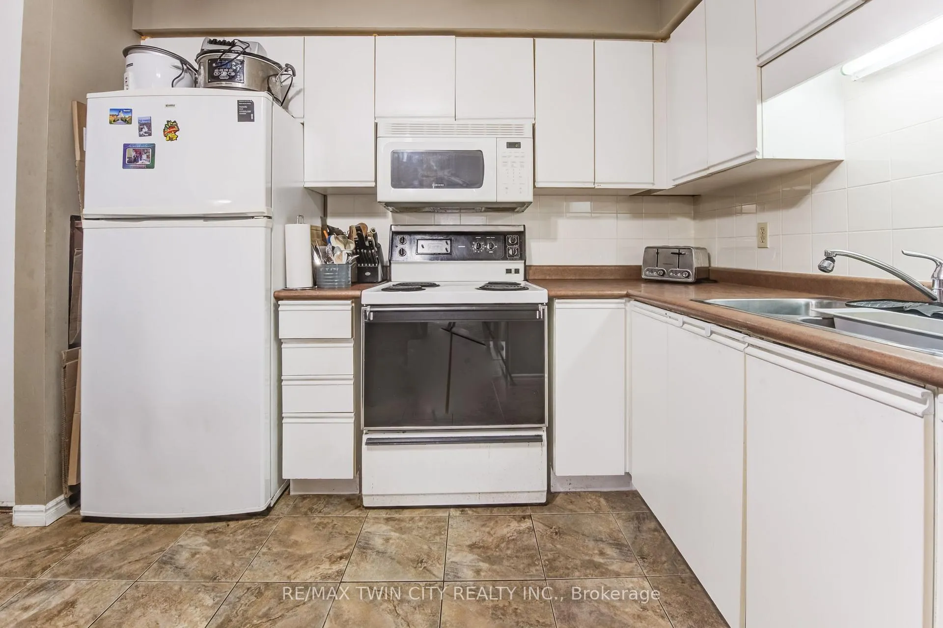Photo 8 of 266 Overlea Drive, Kitchener — HOMEH
