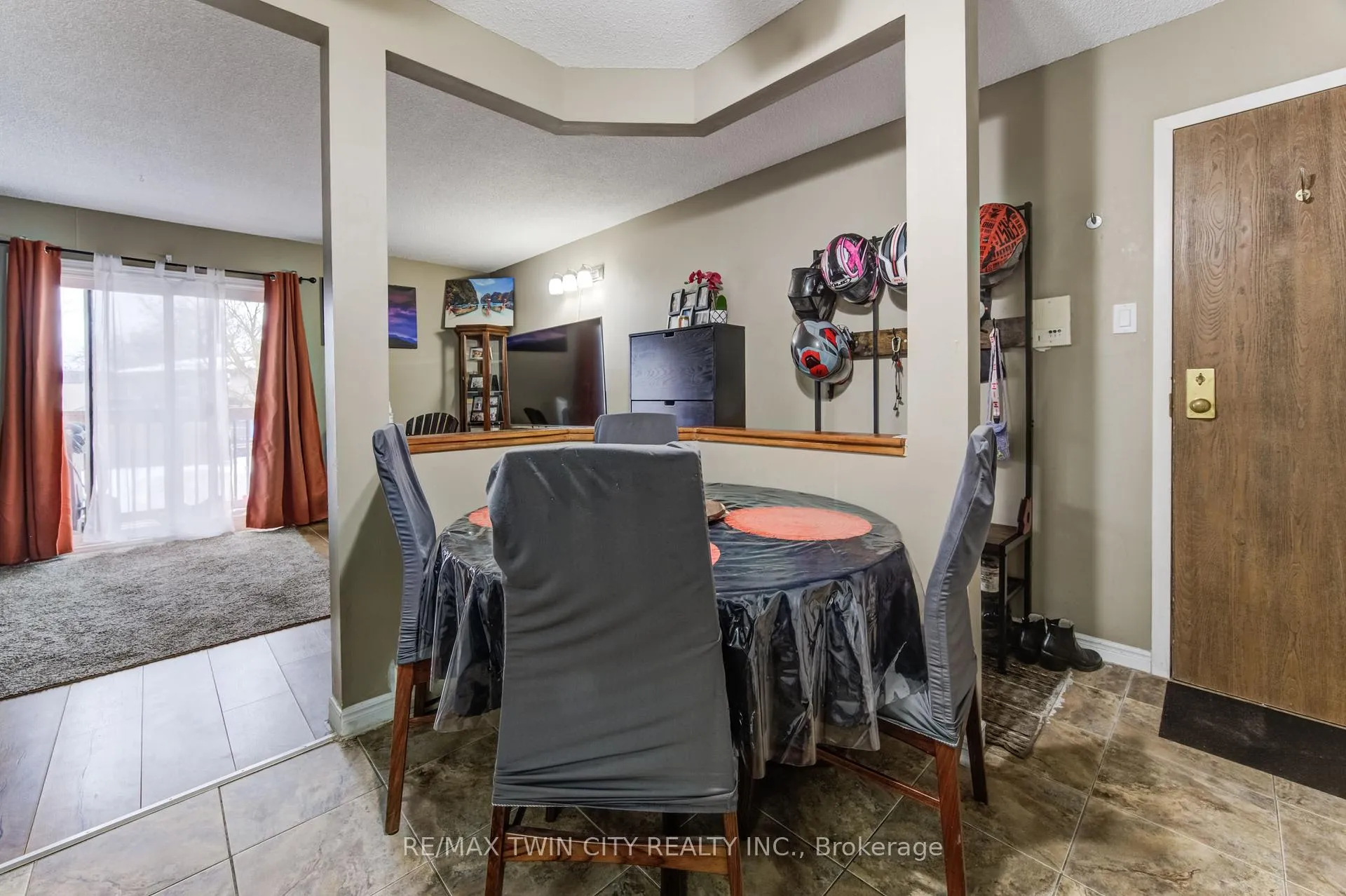 Photo 12 of 266 Overlea Drive, Kitchener — HOMEH