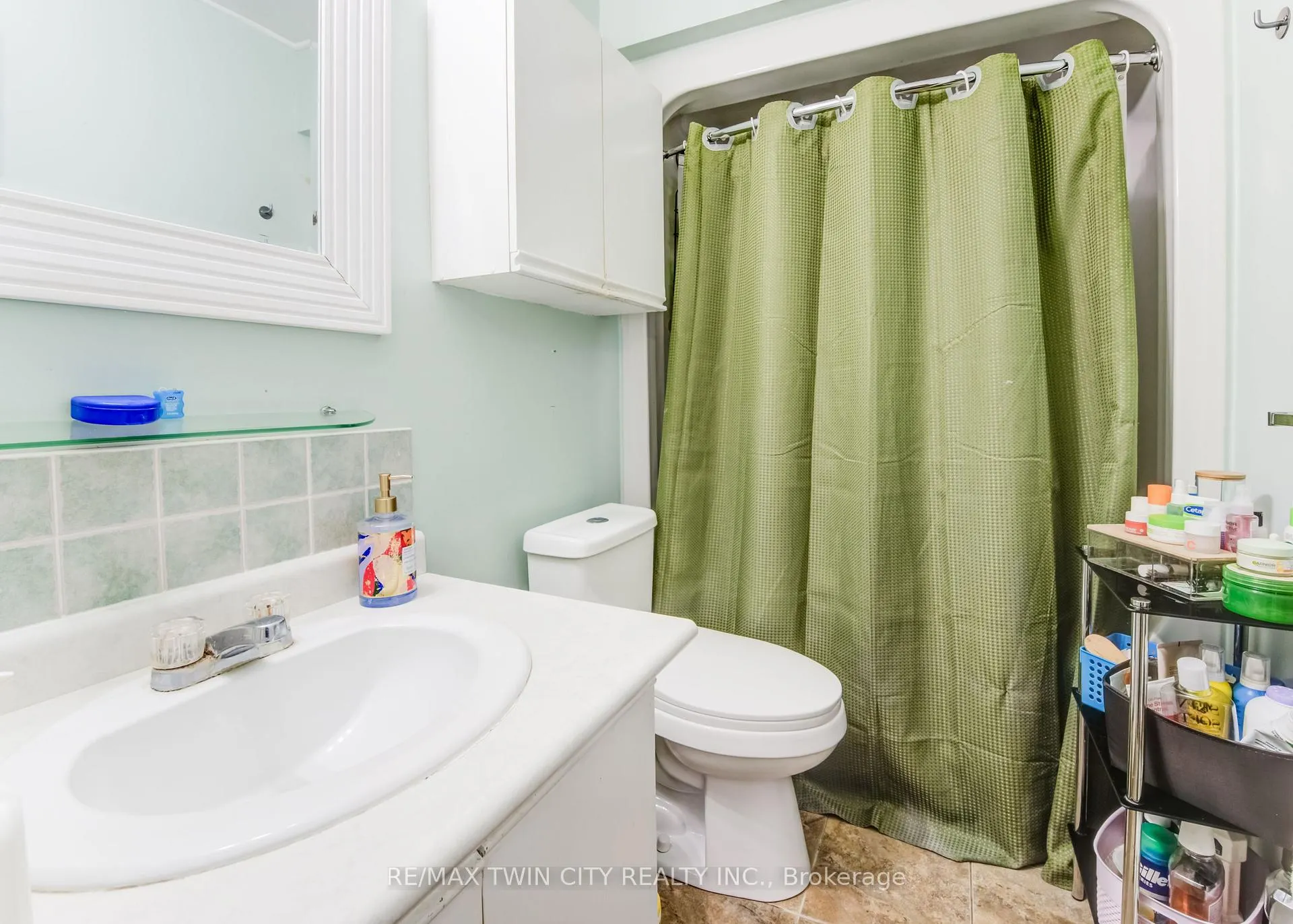 Photo 20 of 266 Overlea Drive, Kitchener — HOMEH