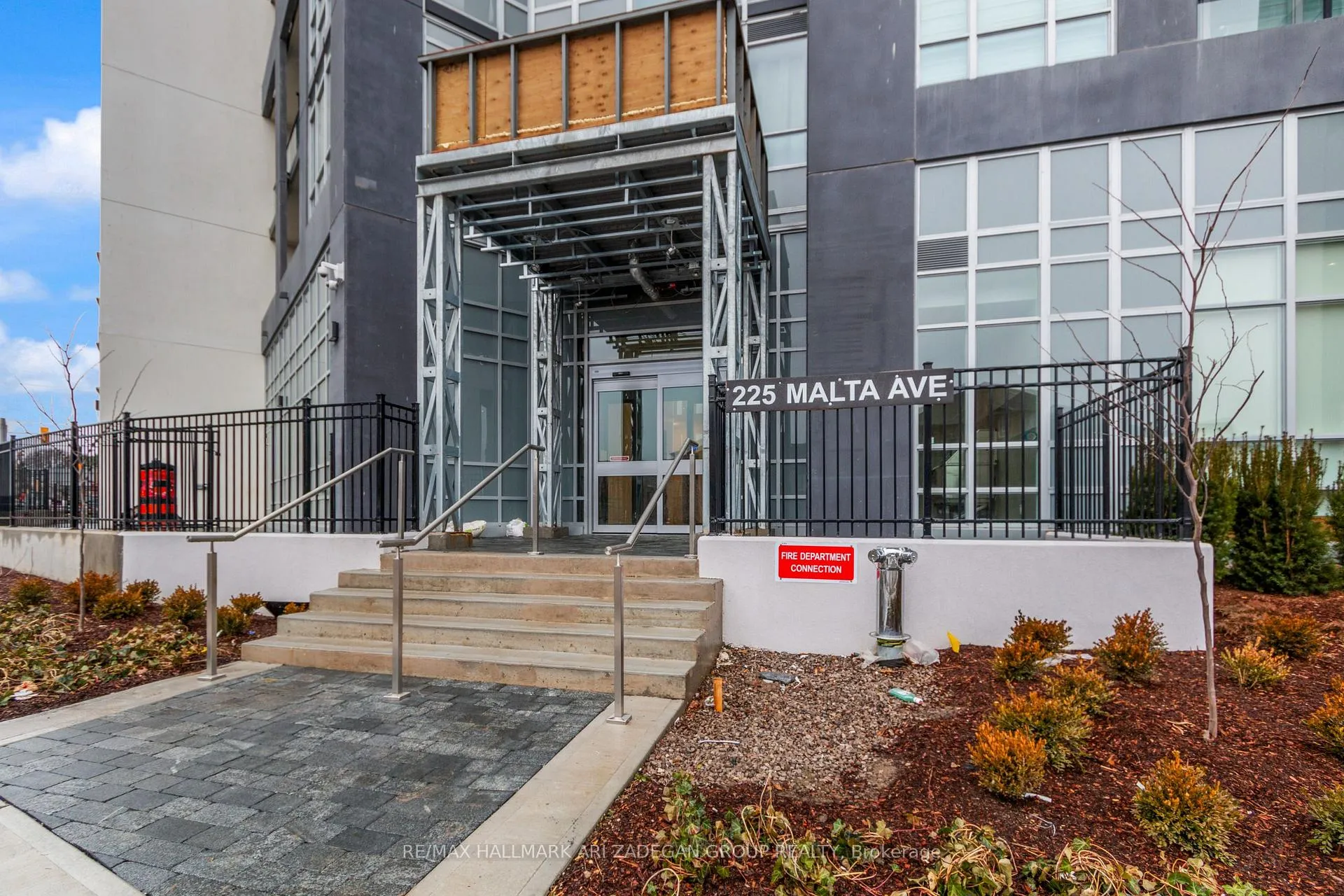 Photo 3 of 225 Malta Avenue, Brampton, Fletcher's Creek South — HOMEH