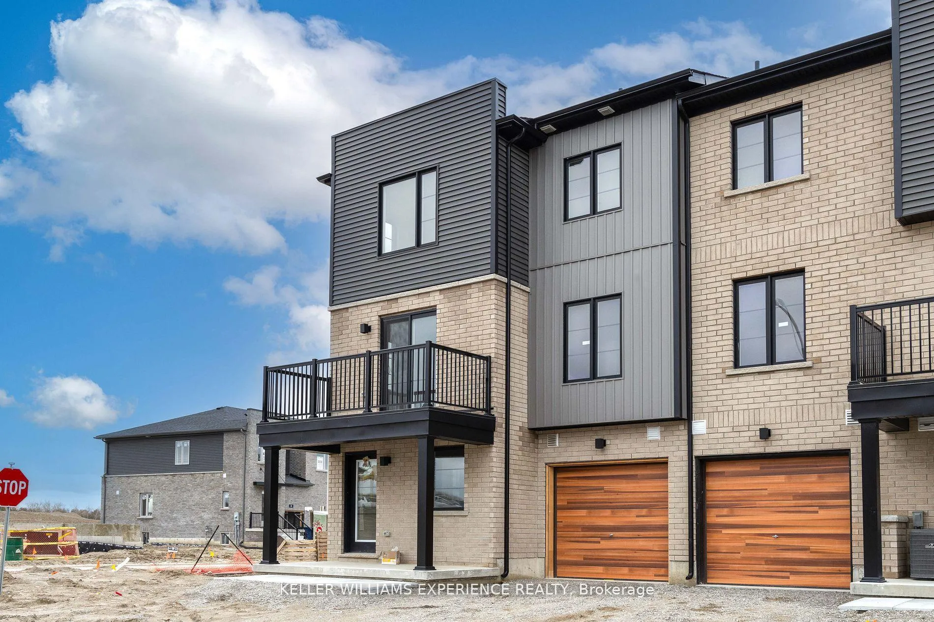 Photo 3 of 1 Wagon Lane, Barrie, Innis-Shore — HOMEH