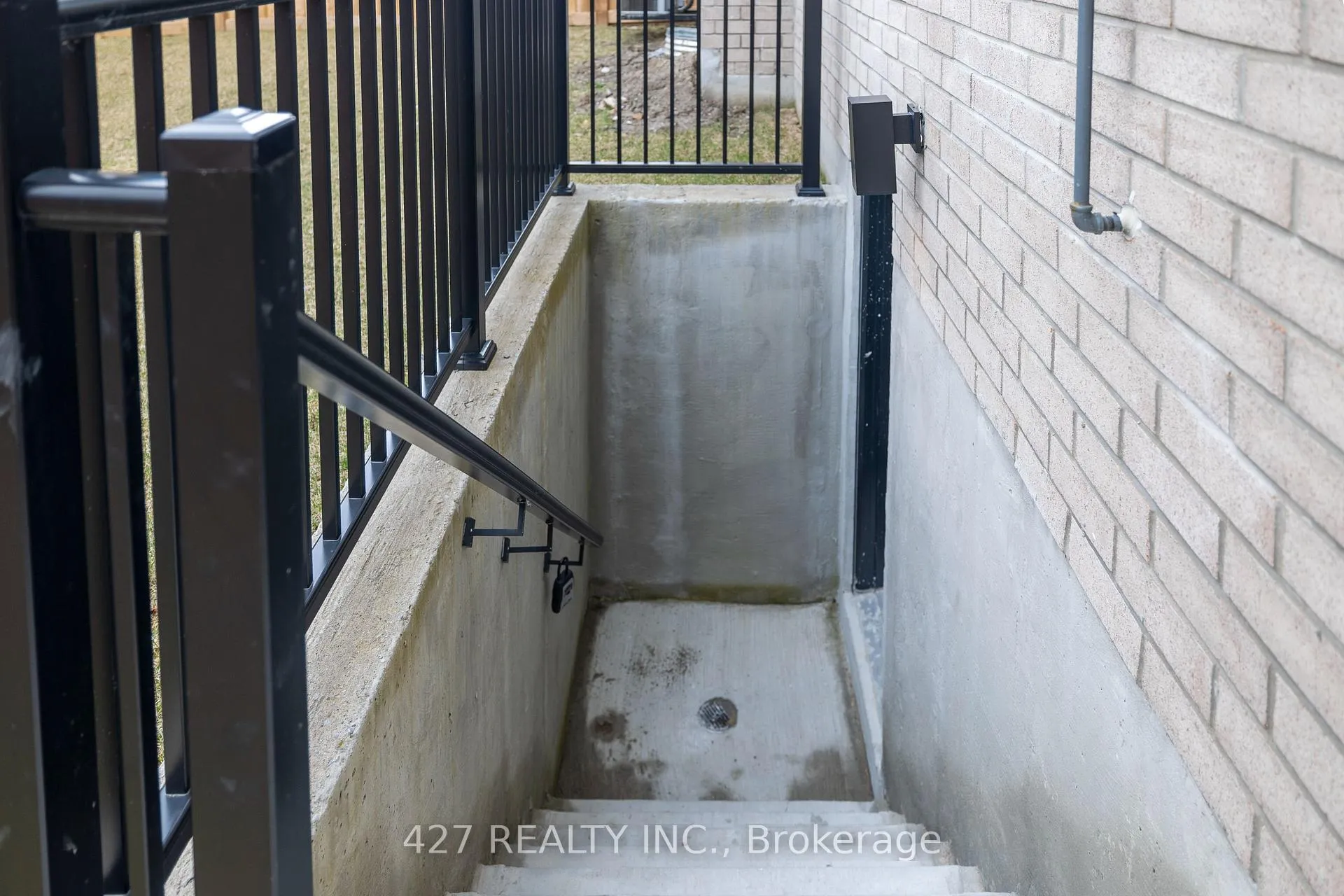 Photo 3 of 29 Thelma Dr, Whitby, Rural Whitby — HOMEH