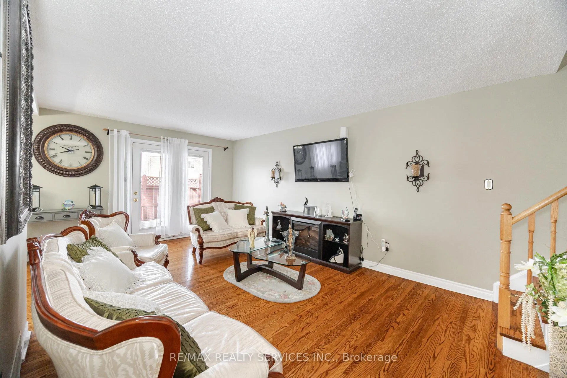 Photo 2 of 19 Town House Crescent, Brampton, Brampton East — HOMEH