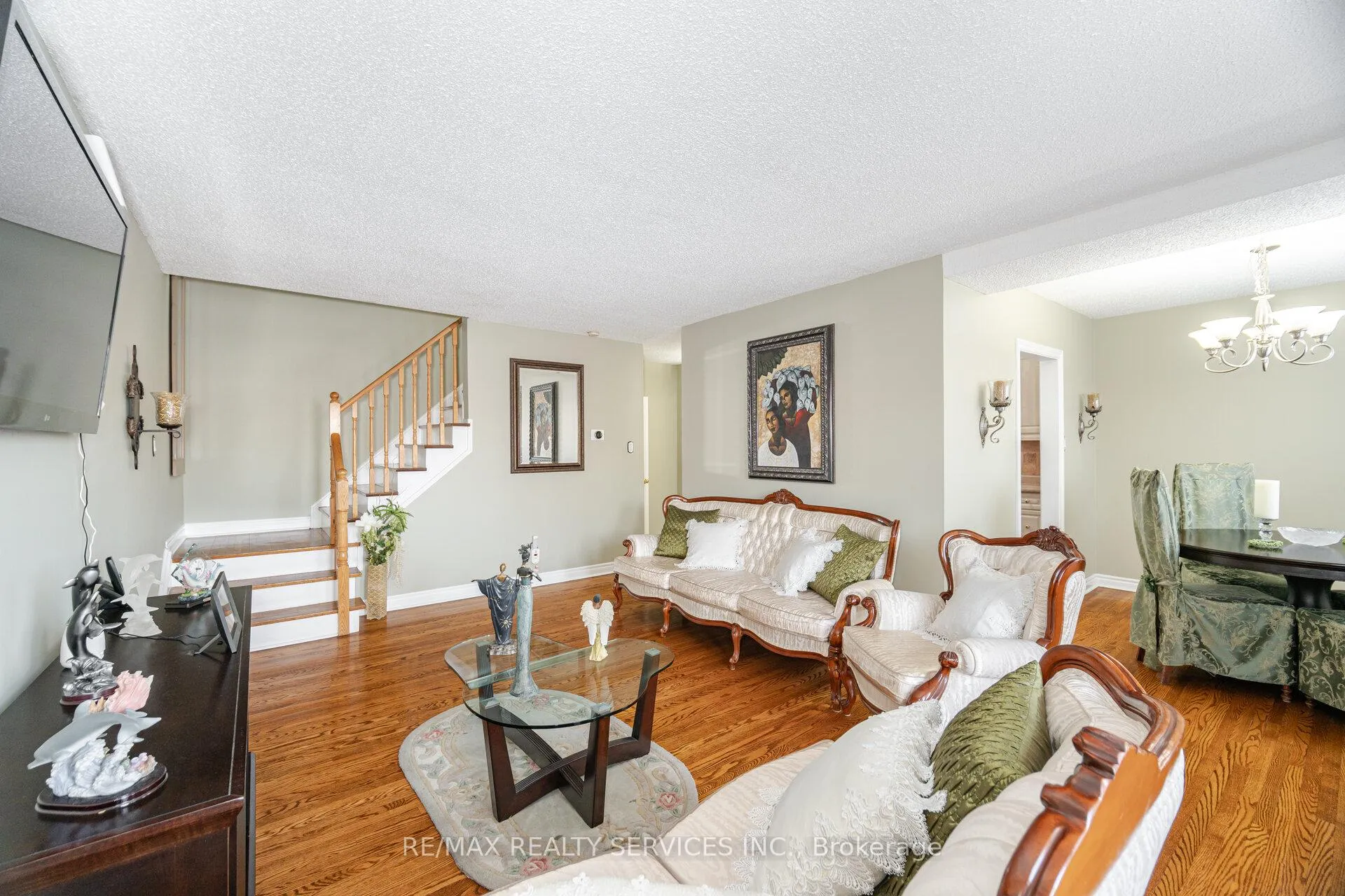 Photo 3 of 19 Town House Crescent, Brampton, Brampton East — HOMEH