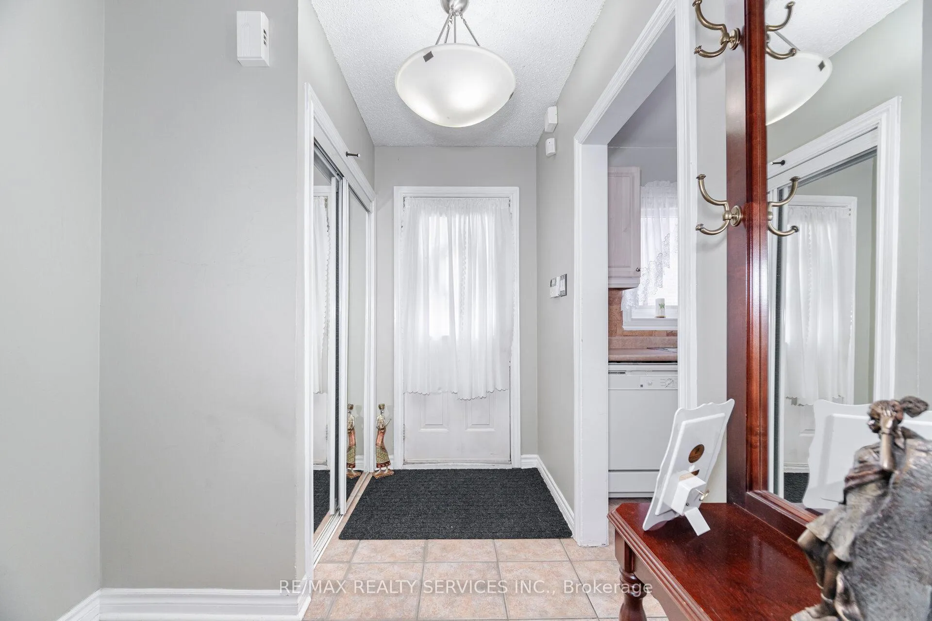 Photo 4 of 19 Town House Crescent, Brampton, Brampton East — HOMEH