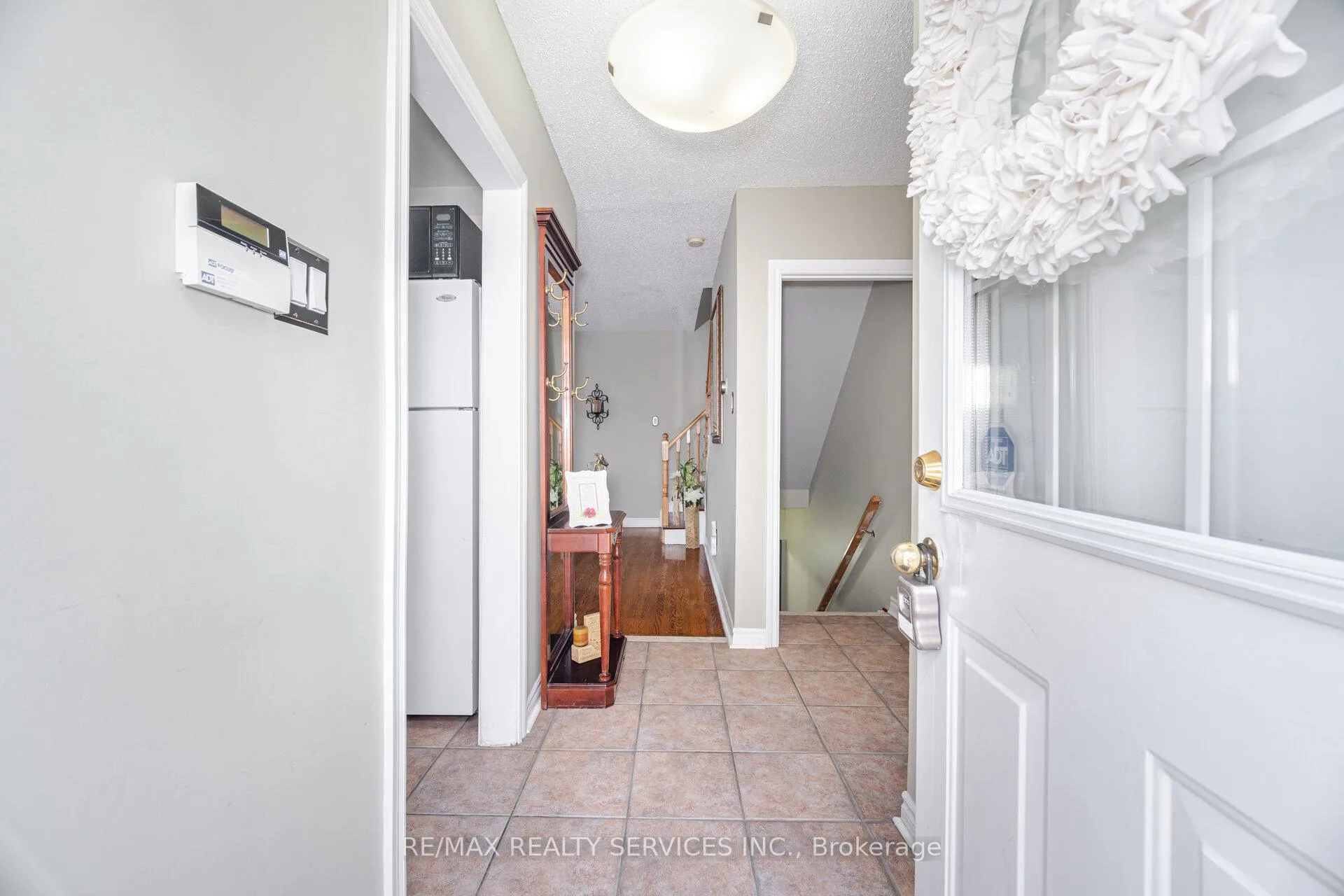 Photo 5 of 19 Town House Crescent, Brampton, Brampton East — HOMEH