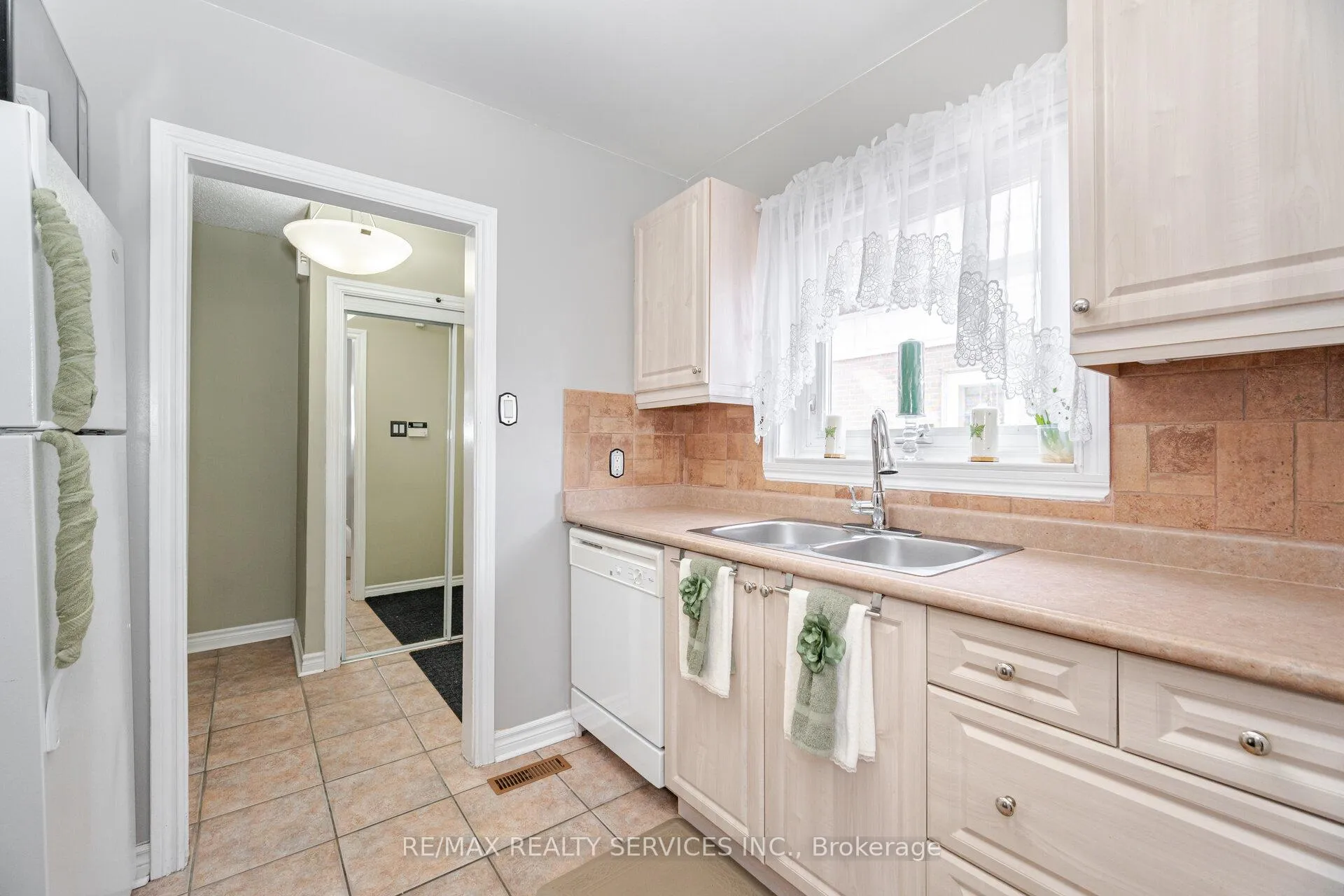 Photo 6 of 19 Town House Crescent, Brampton, Brampton East — HOMEH
