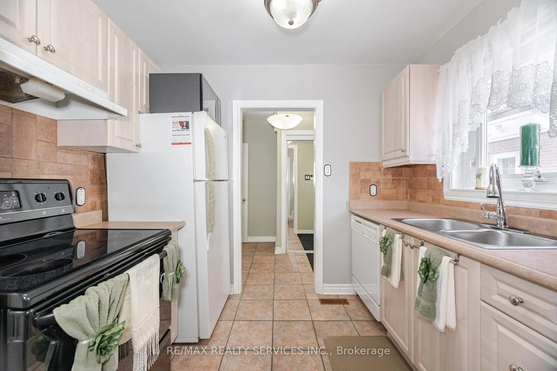 Photo 7 of 19 Town House Crescent, Brampton, Brampton East — HOMEH