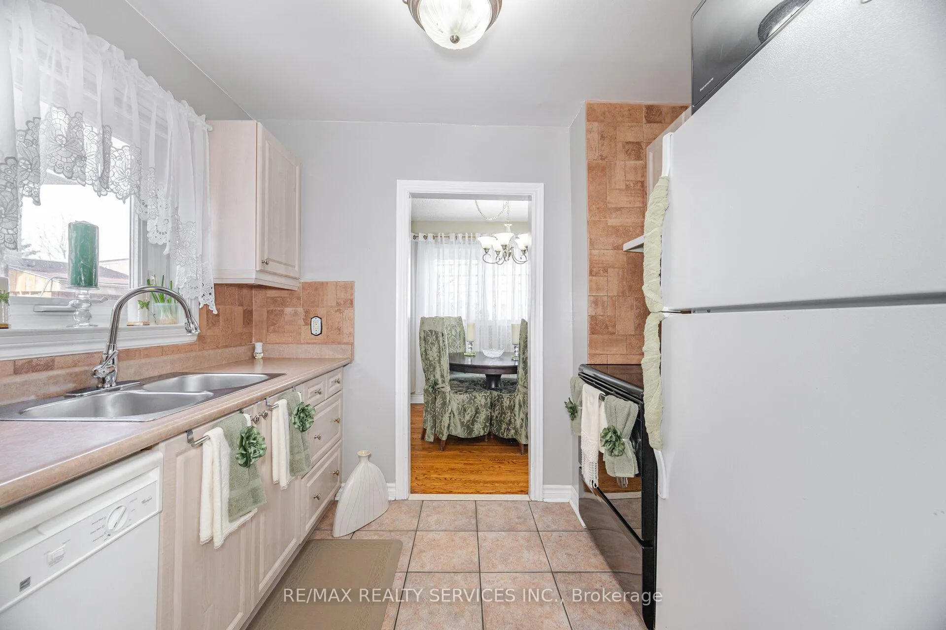 Photo 8 of 19 Town House Crescent, Brampton, Brampton East — HOMEH