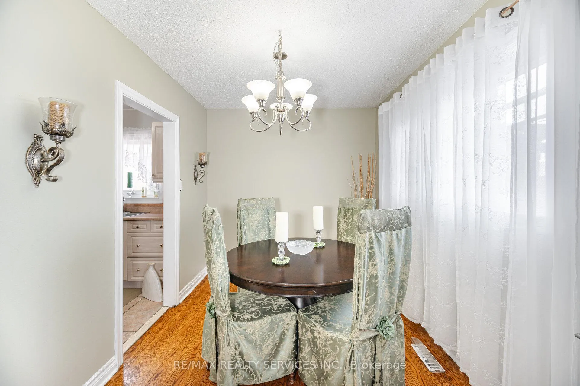 Photo 9 of 19 Town House Crescent, Brampton, Brampton East — HOMEH