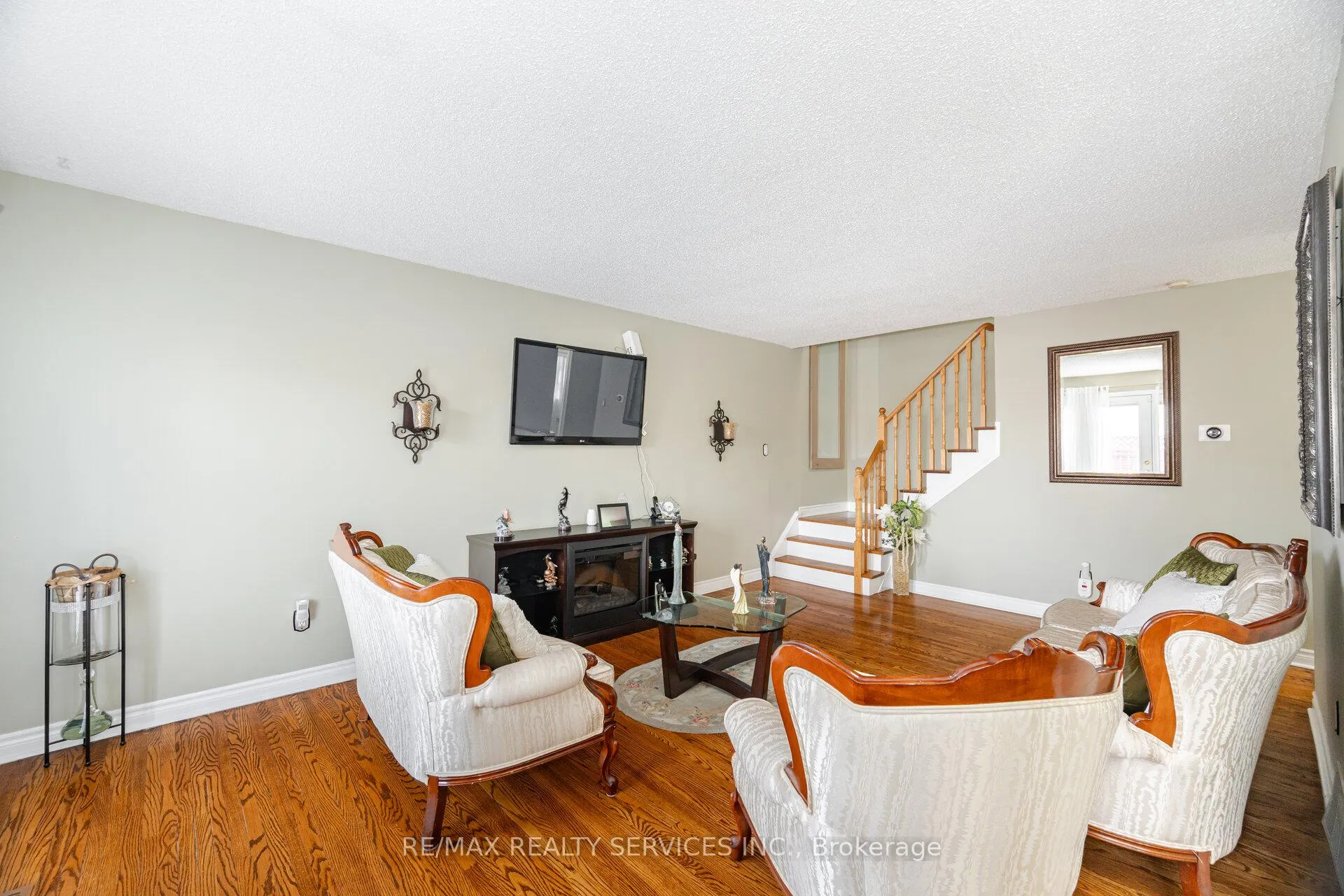 Photo 11 of 19 Town House Crescent, Brampton, Brampton East — HOMEH