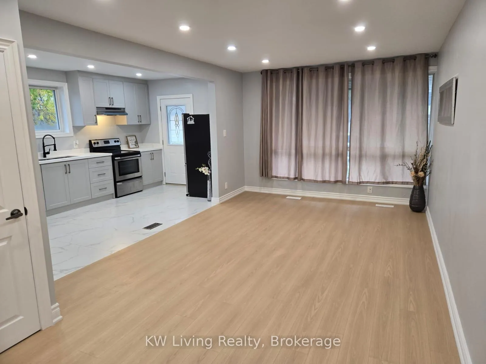 Photo 3 of Unit Main, 257 Browndale Crescent, Richmond Hill, Crosby — HOMEH