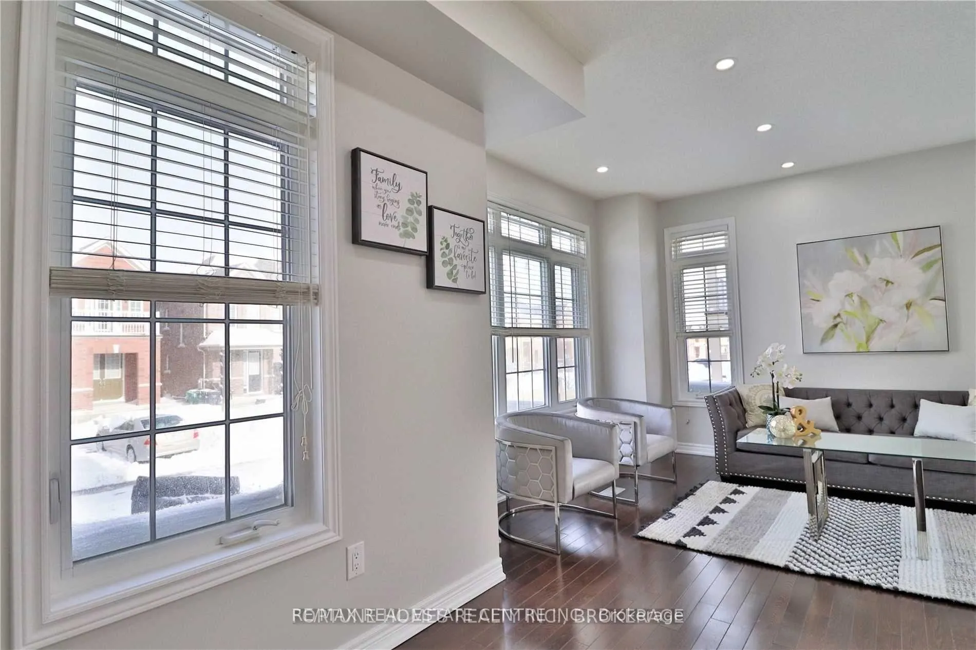 Photo 3 of 47 Vezna Crescent, Brampton, Credit Valley — HOMEH