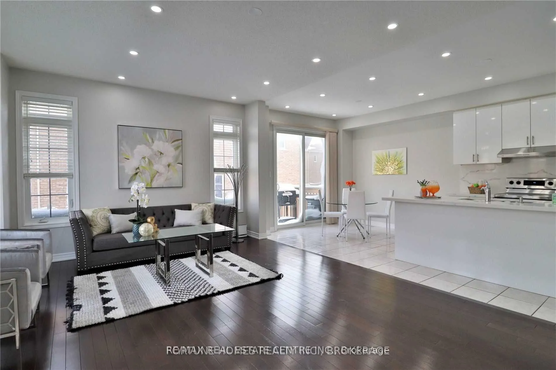 Photo 4 of 47 Vezna Crescent, Brampton, Credit Valley — HOMEH