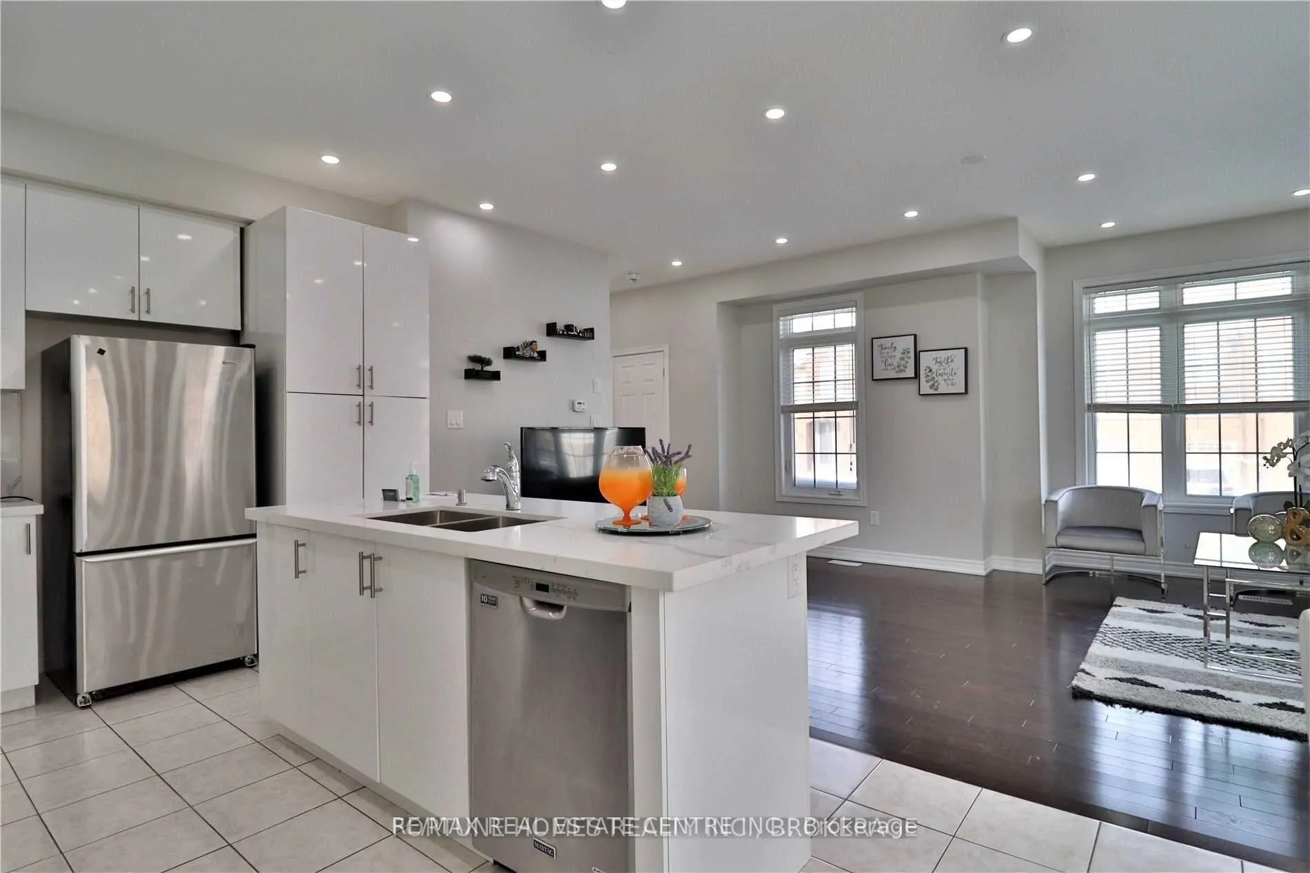 Photo 5 of 47 Vezna Crescent, Brampton, Credit Valley — HOMEH