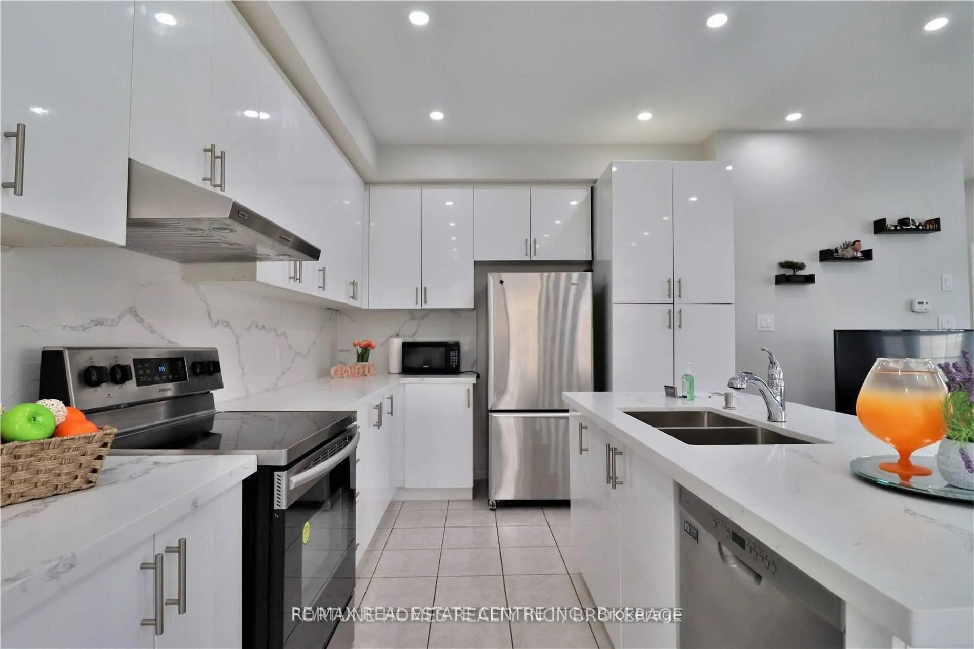 Photo 6 of 47 Vezna Crescent, Brampton, Credit Valley — HOMEH