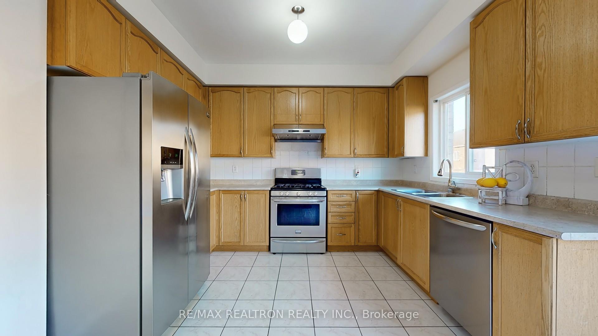 Photo 5 of 72 Howlett Crescent, Ajax, Northeast Ajax — HOMEH